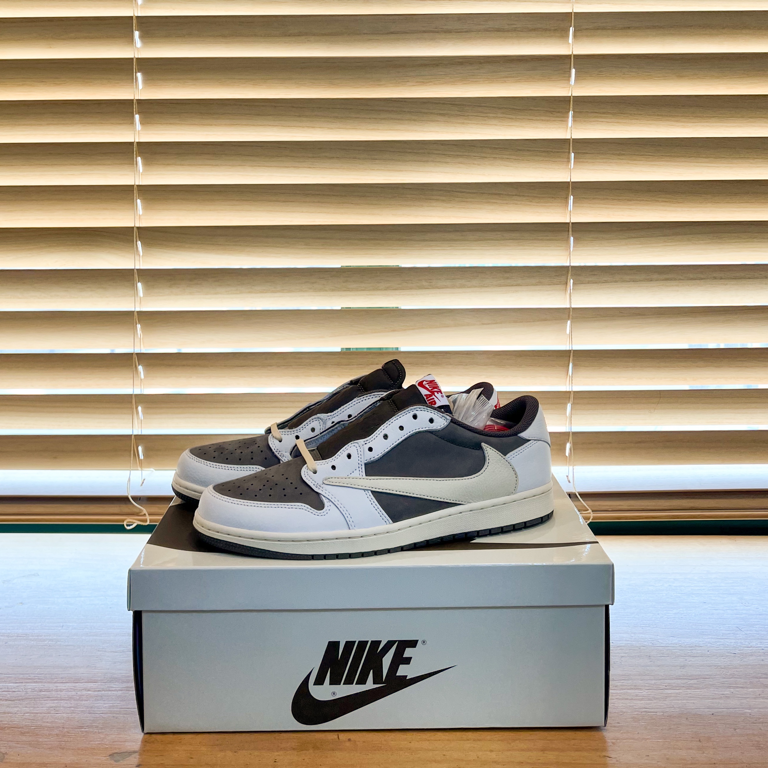 Jordan 1 x Travis Scott Retro Low OG SP Sail and Ridgerock 착용 스타일 - 1