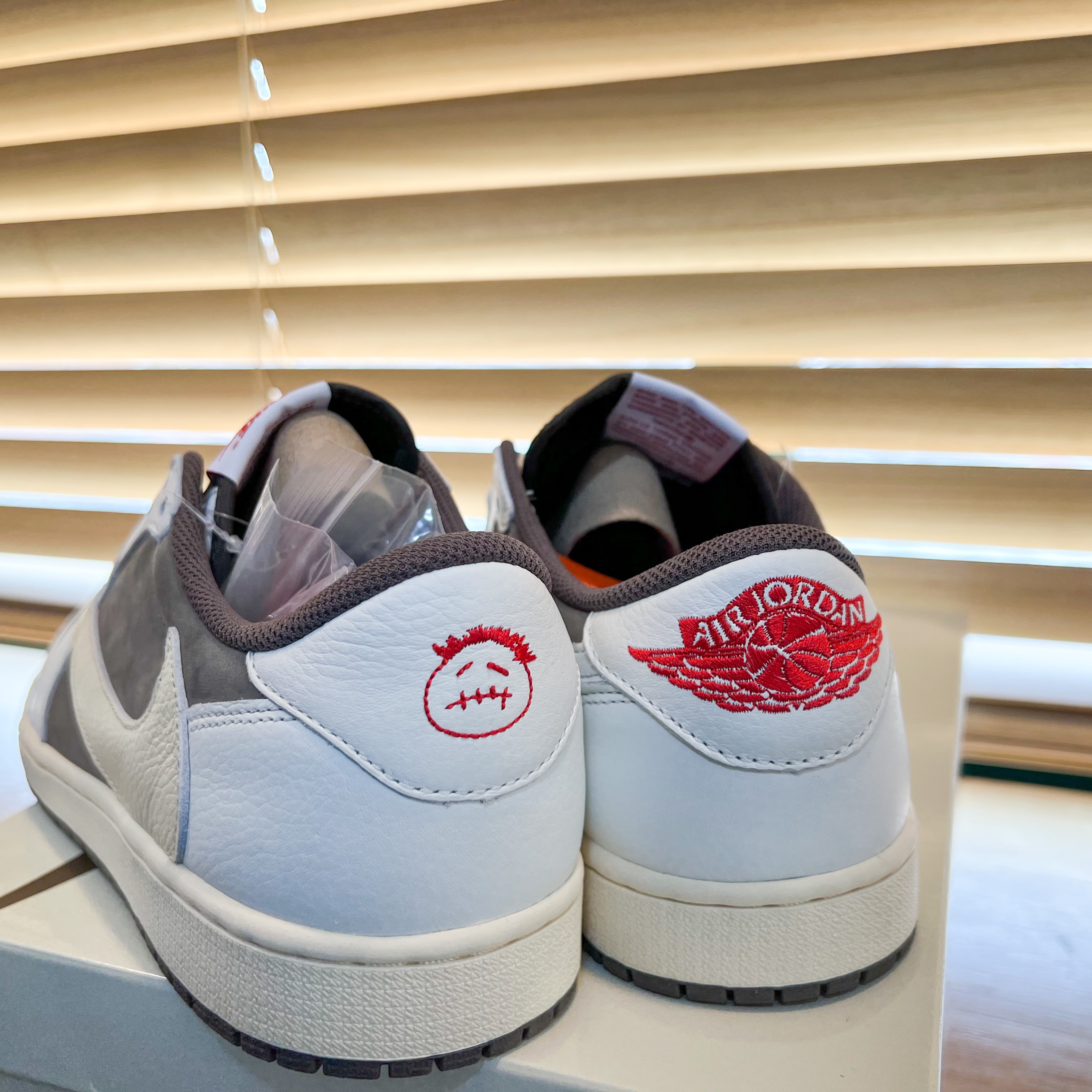 Jordan 1 x Travis Scott Retro Low OG SP Sail and Ridgerock 착용 스타일 - 2