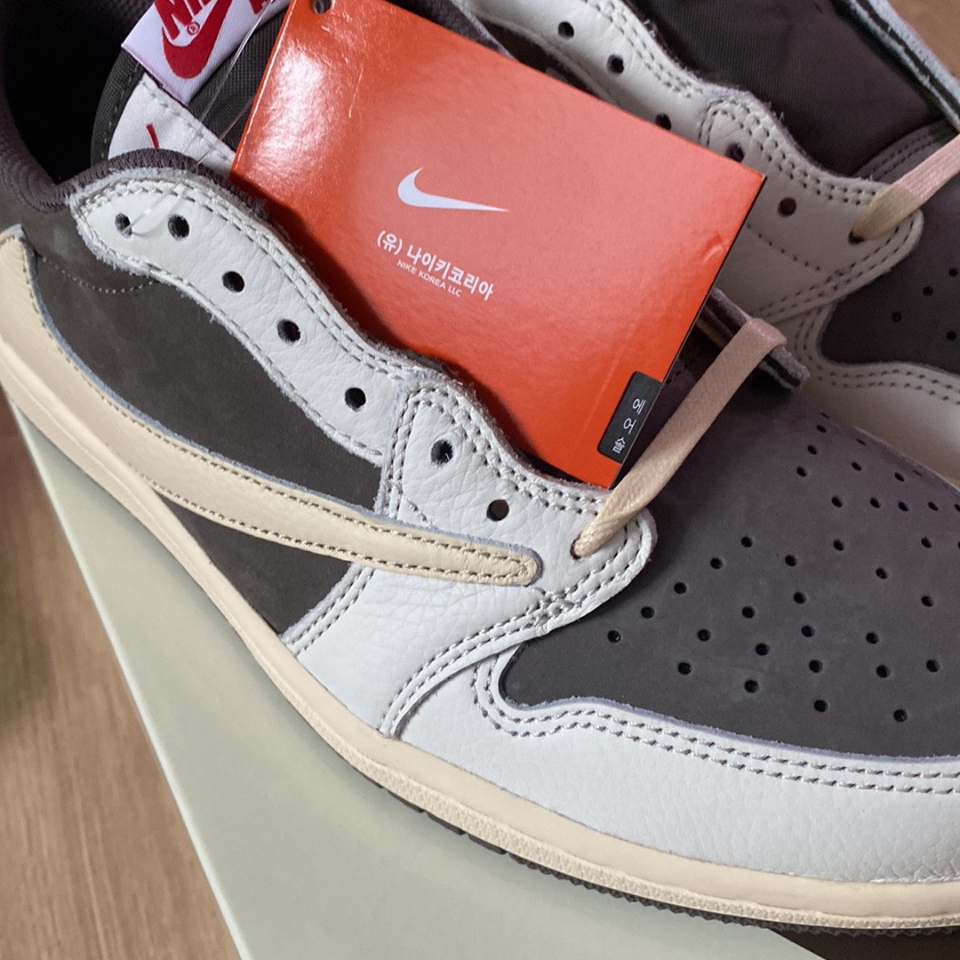Jordan 1 x Travis Scott Retro Low OG SP Sail and Ridgerock 착용 스타일 - 2