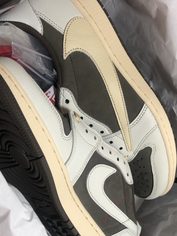 Jordan 1 x Travis Scott Retro Low OG SP Sail and Ridgerock 착용 스타일 - 2