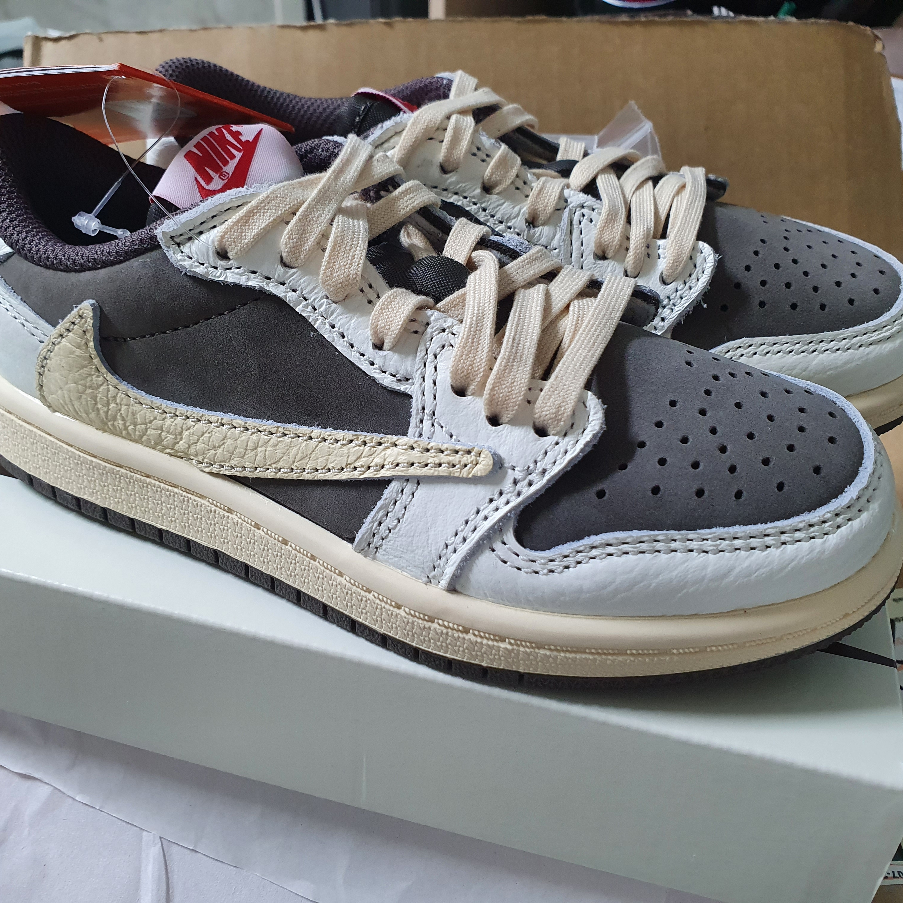 Jordan 1 x Travis Scott Retro Low OG SP Sail and Ridgerock, (PS) Jordan 1 x Travis Scott Retro Low OG SP Sail and Ridgerock 착용 스타일 - 1