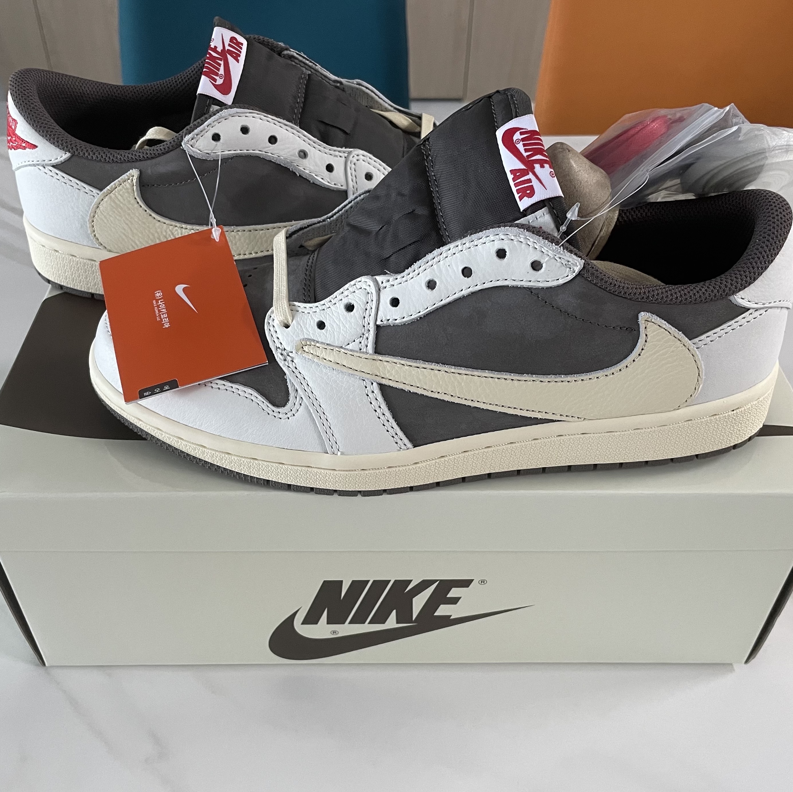 Jordan 1 x Travis Scott Retro Low OG SP Sail and Ridgerock, Adidas Yeezy Boost 350 V2 Black Red 2020 착용 스타일 - 1