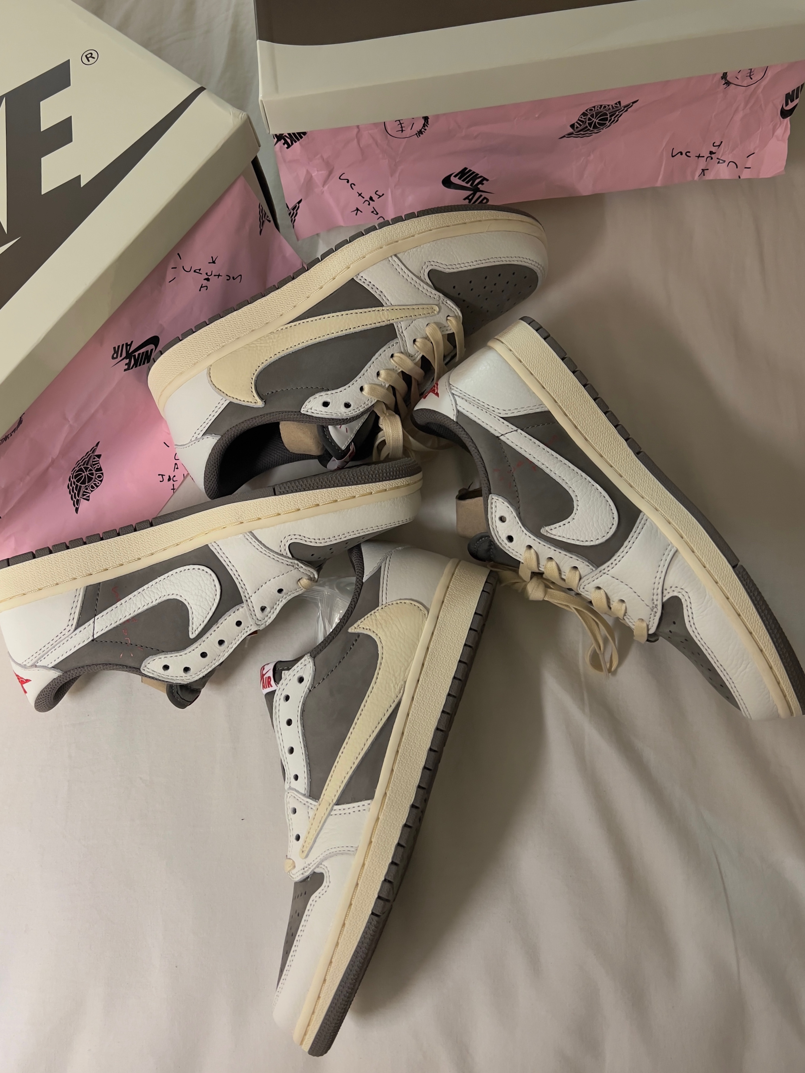 Jordan 1 x Travis Scott Retro Low OG SP Sail and Ridgerock 착용 스타일