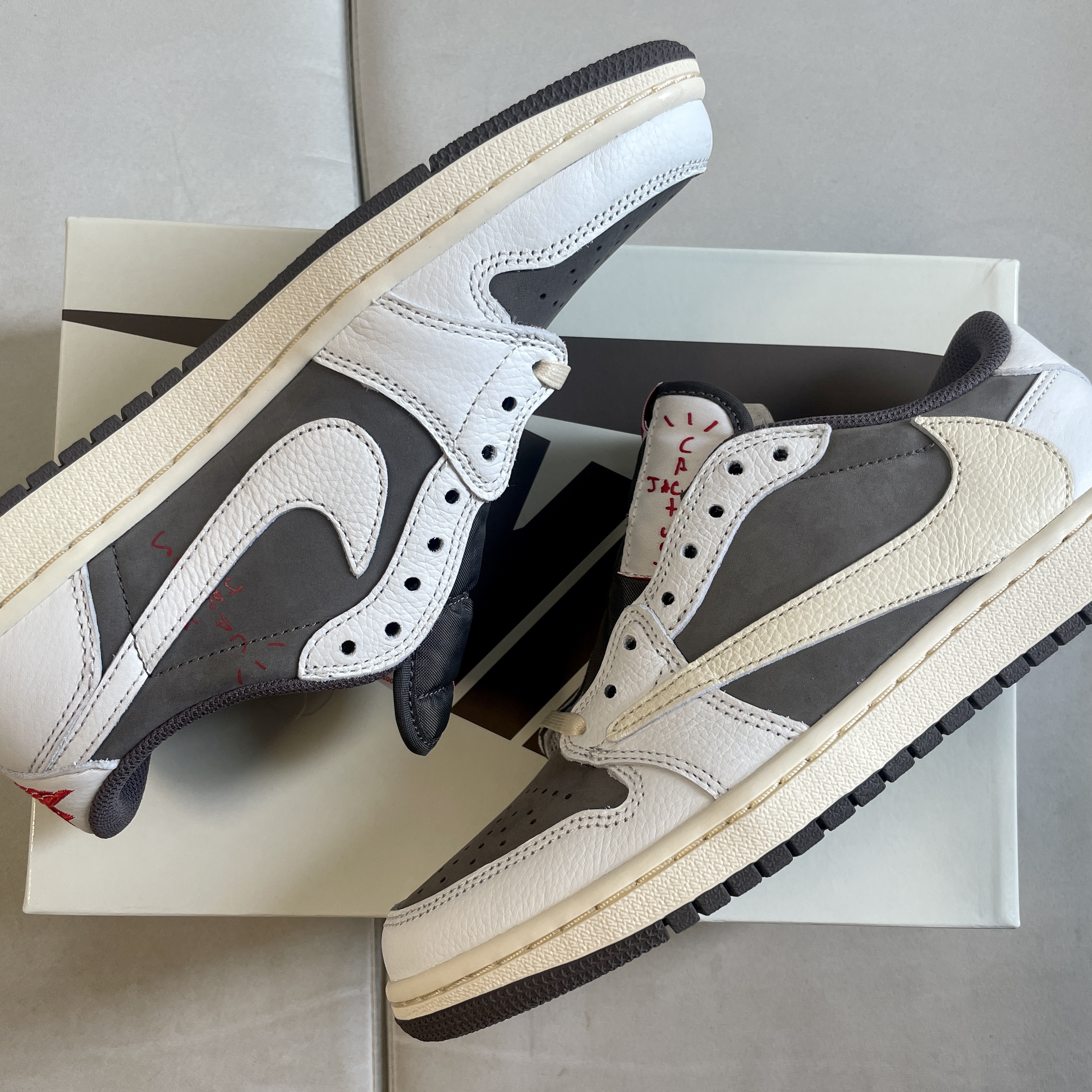 Jordan 1 x Travis Scott Retro Low OG SP Sail and Ridgerock 착용 스타일
