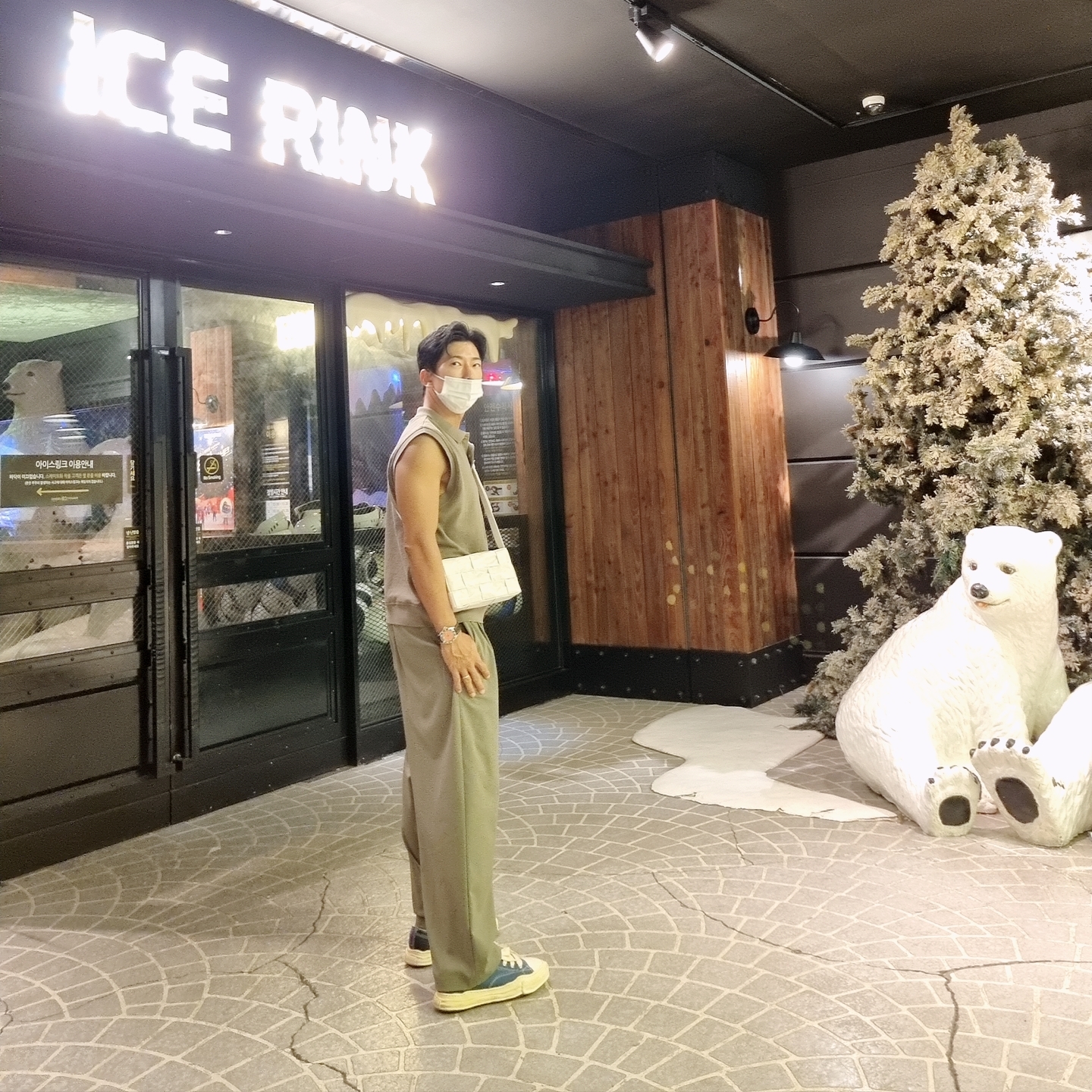 Bottega Veneta Lambskin Leather Cassette White, Maison Mihara Yasuhiro Peterson OG Sole OD Canvas Low-top Sneakers Blue 착용 스타일 - 1