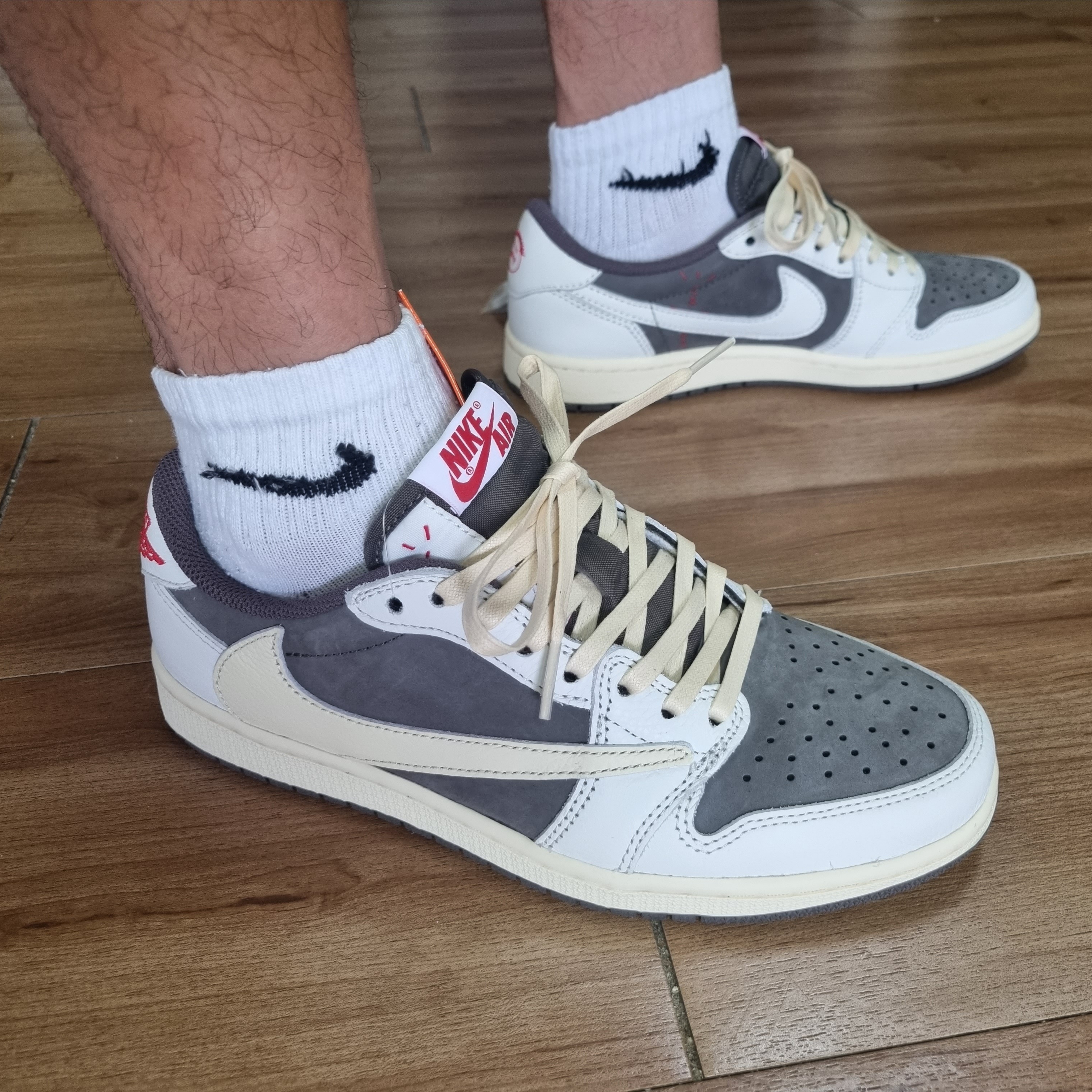 Jordan 1 x Travis Scott Retro Low OG SP Sail and Ridgerock 착용 스타일 - 2