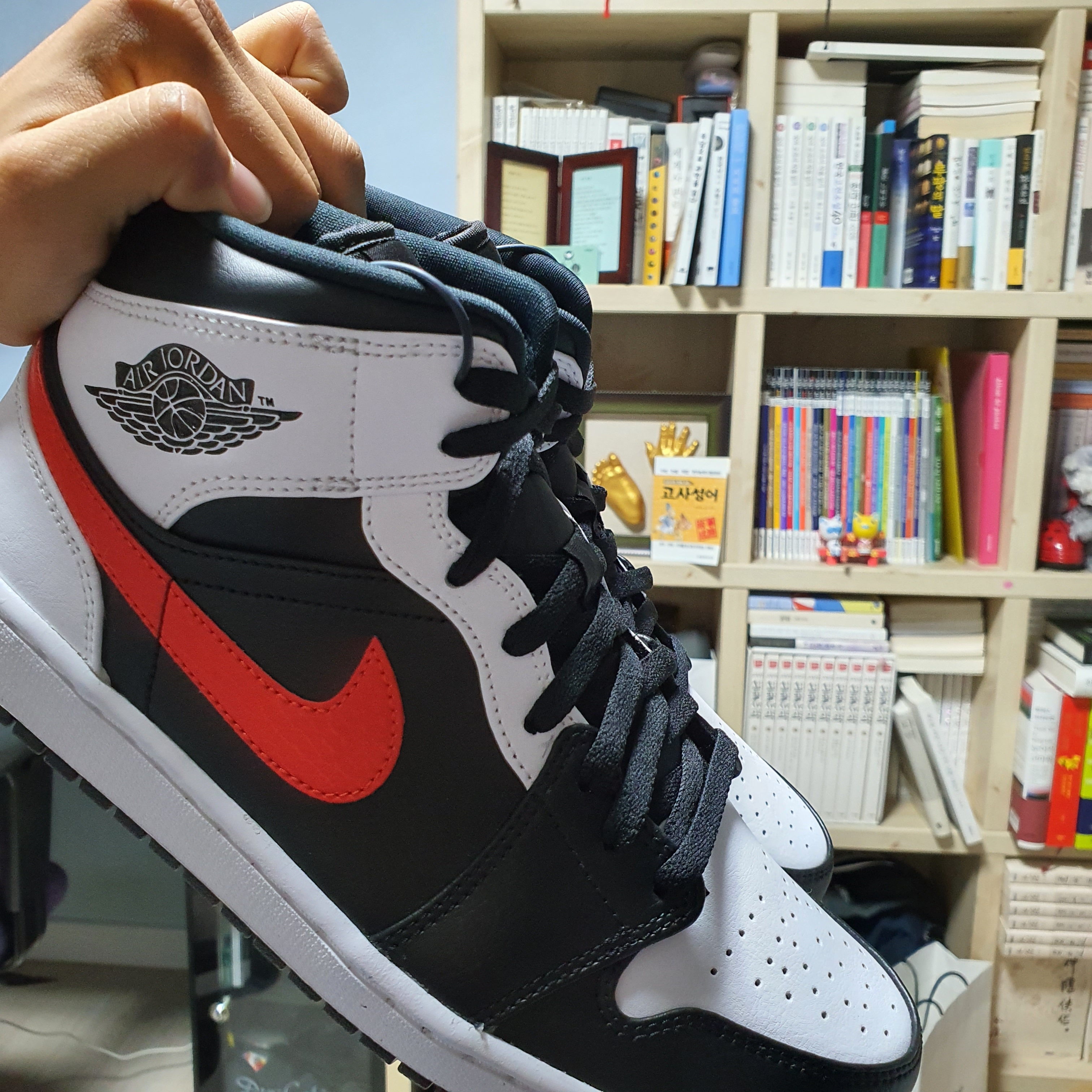 Jordan 1 Mid Black Chile Red 착용 스타일 - 2