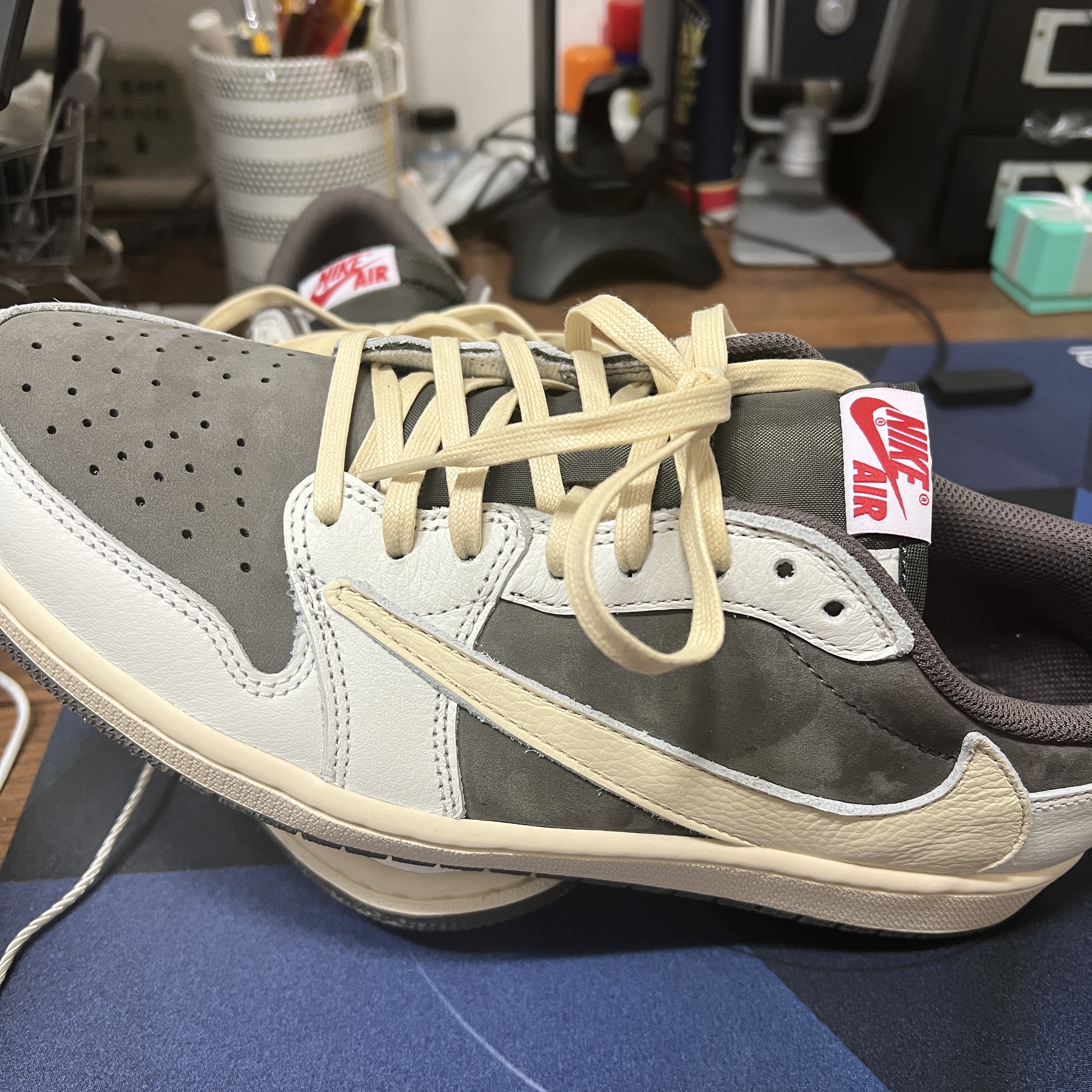 Jordan 1 x Travis Scott Retro Low OG SP Sail and Ridgerock 착용 스타일 - 2