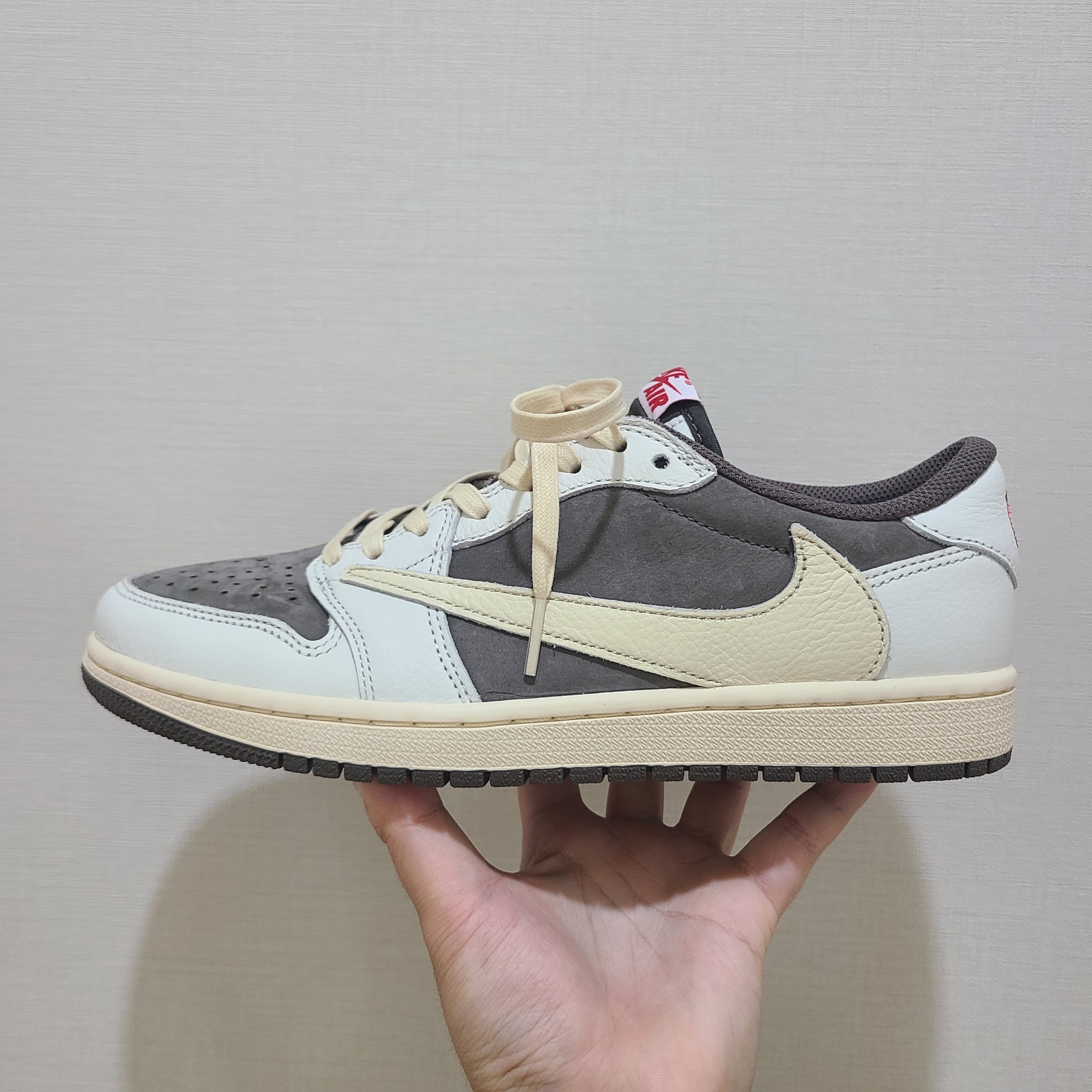 Jordan 1 x Travis Scott Retro Low OG SP Sail and Ridgerock 착용 스타일