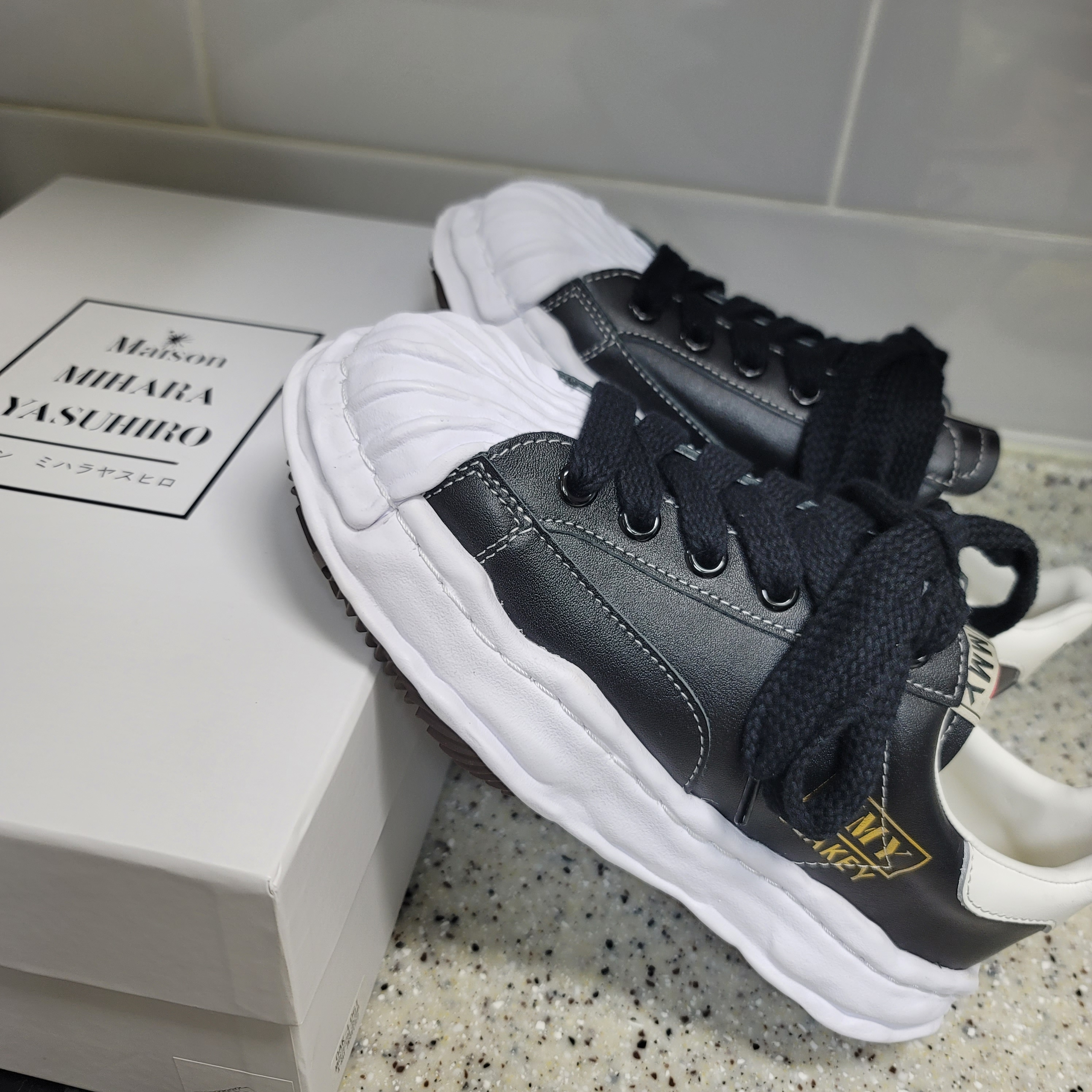 Maison Mihara Yasuhiro Blakey OG Sole Leather Low-top Sneakers Black 착용 스타일