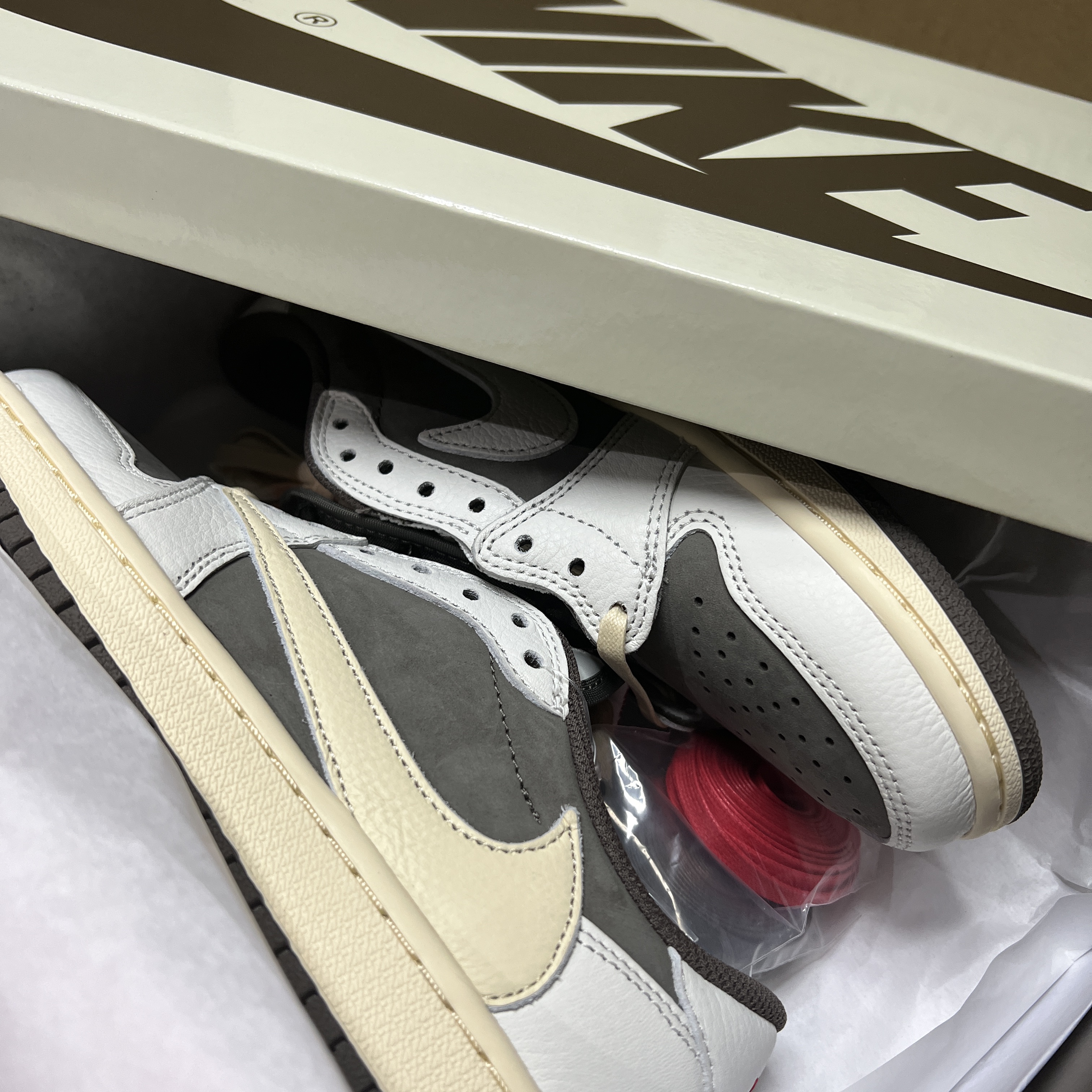 Jordan 1 x Travis Scott Retro Low OG SP Sail and Ridgerock 착용 스타일 - 2
