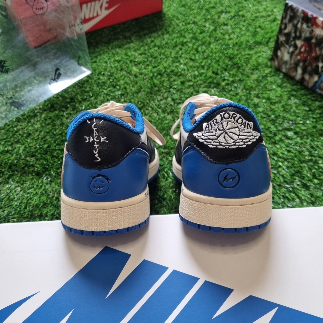 Jordan 1 x Travis Scott x Fragment Retro Low OG SP Military Blue 착용 스타일 - 3