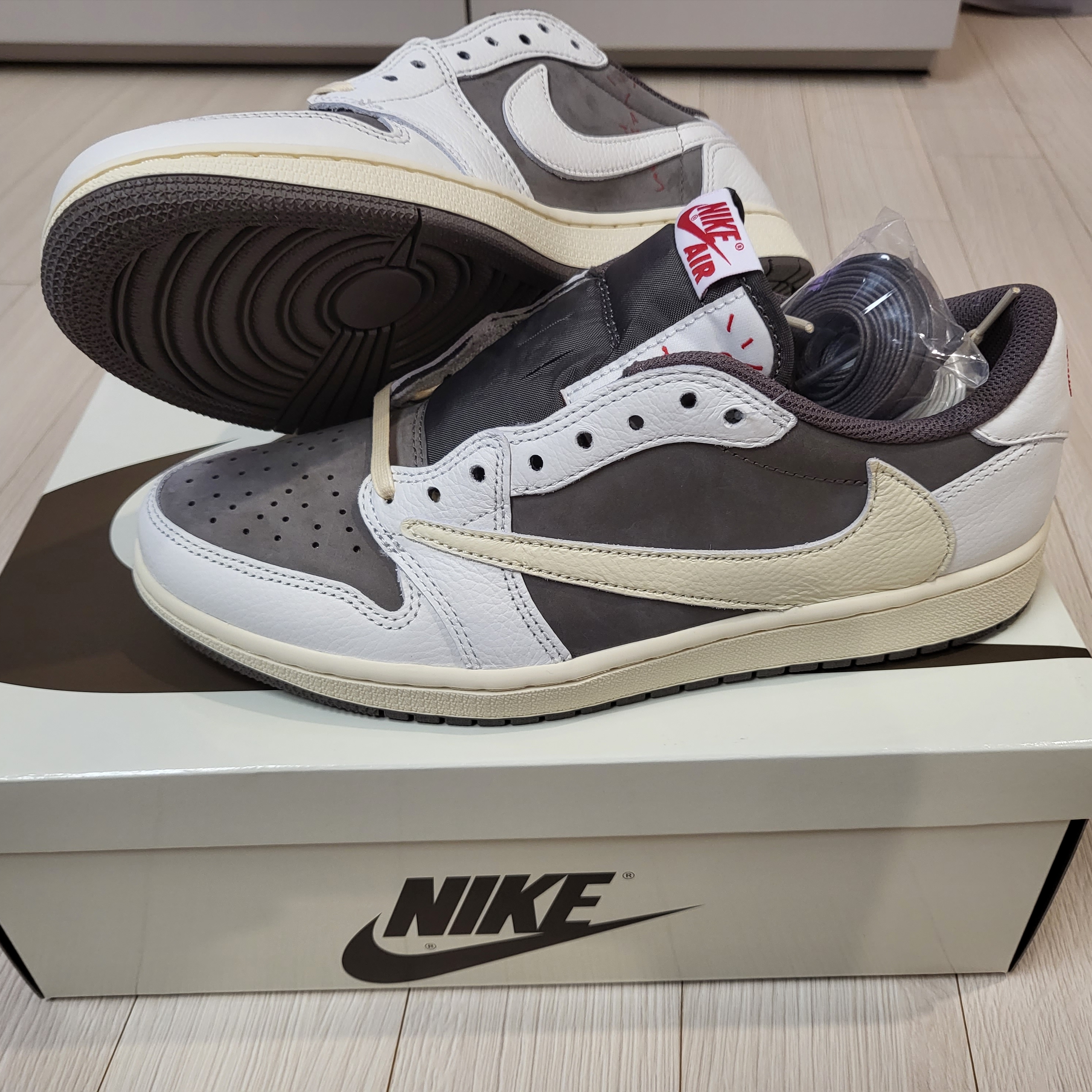 Jordan 1 x Travis Scott Retro Low OG SP Sail and Ridgerock 착용 스타일 - 1