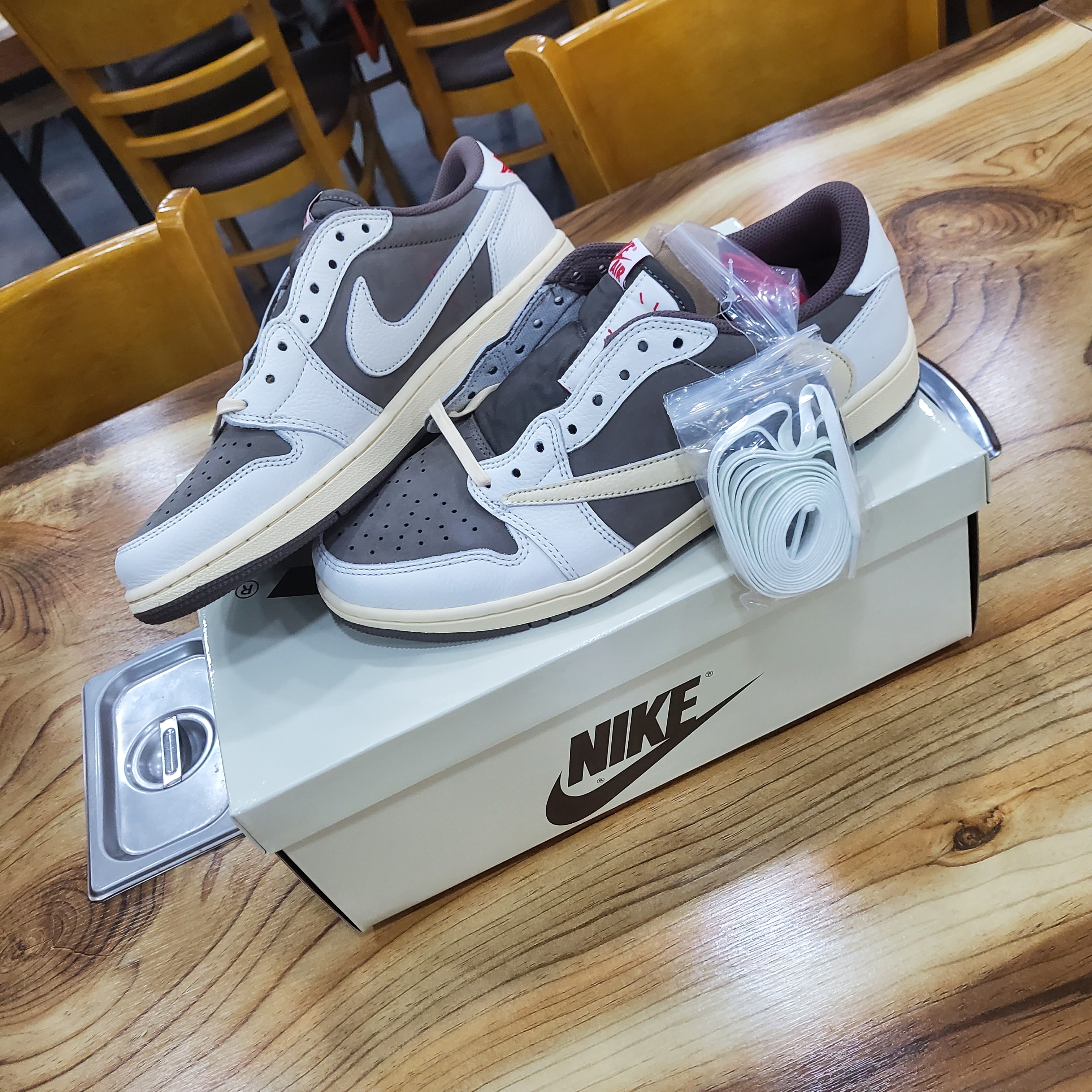 Jordan 1 x Travis Scott Retro Low OG SP Sail and Ridgerock 착용 스타일 - 1