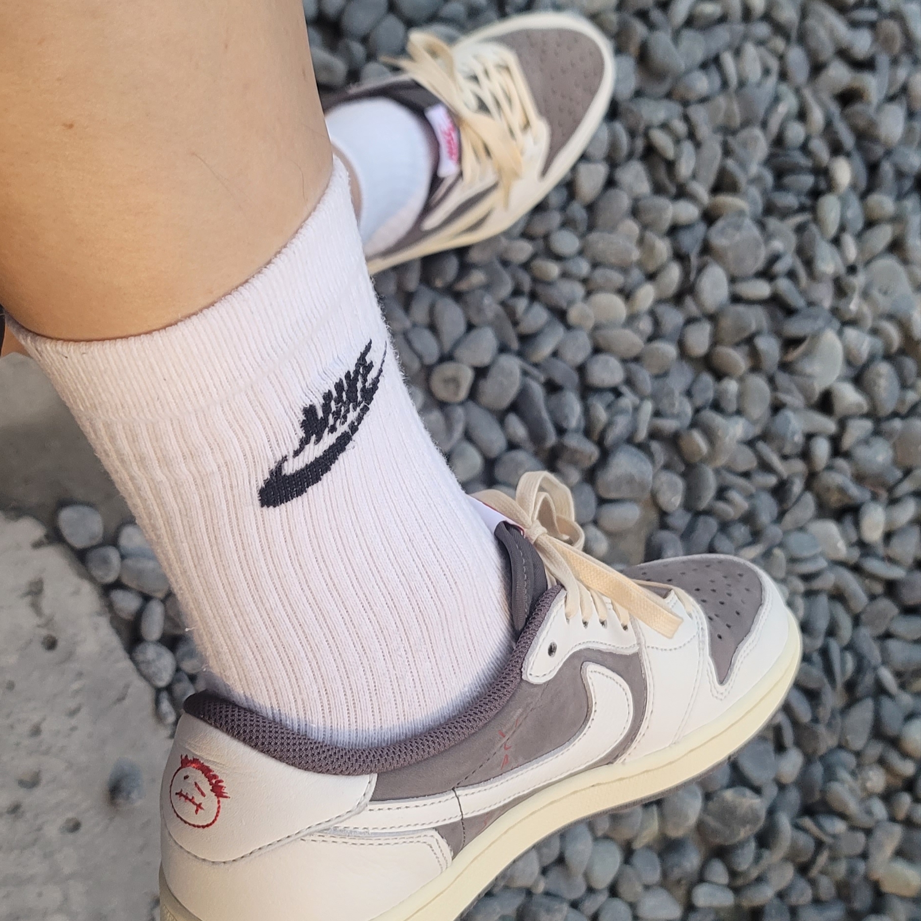 Jordan 1 x Travis Scott Retro Low OG SP Sail and Ridgerock 착용 스타일