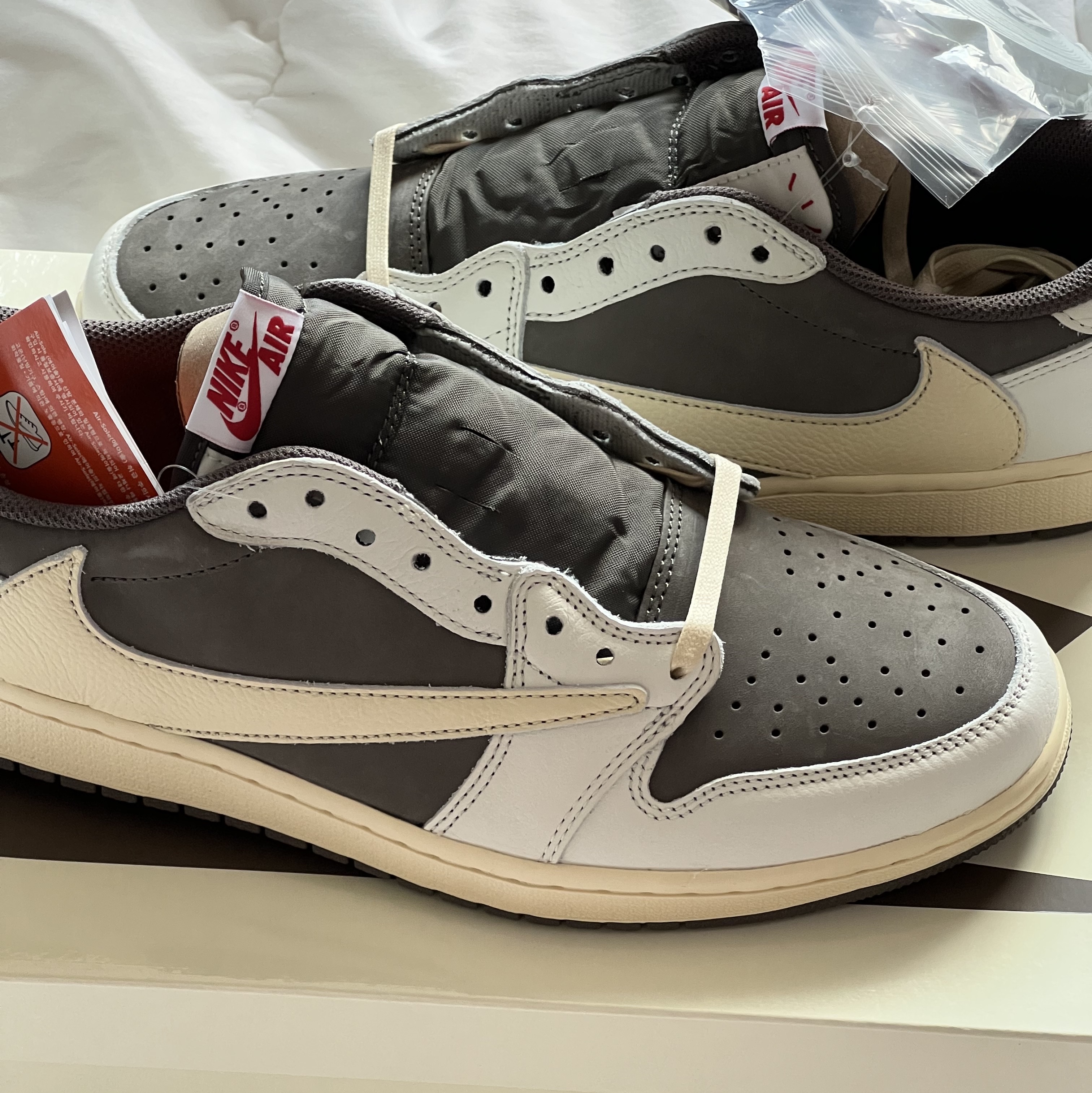 Jordan 1 x Travis Scott Retro Low OG SP Sail and Ridgerock 착용 스타일 - 1