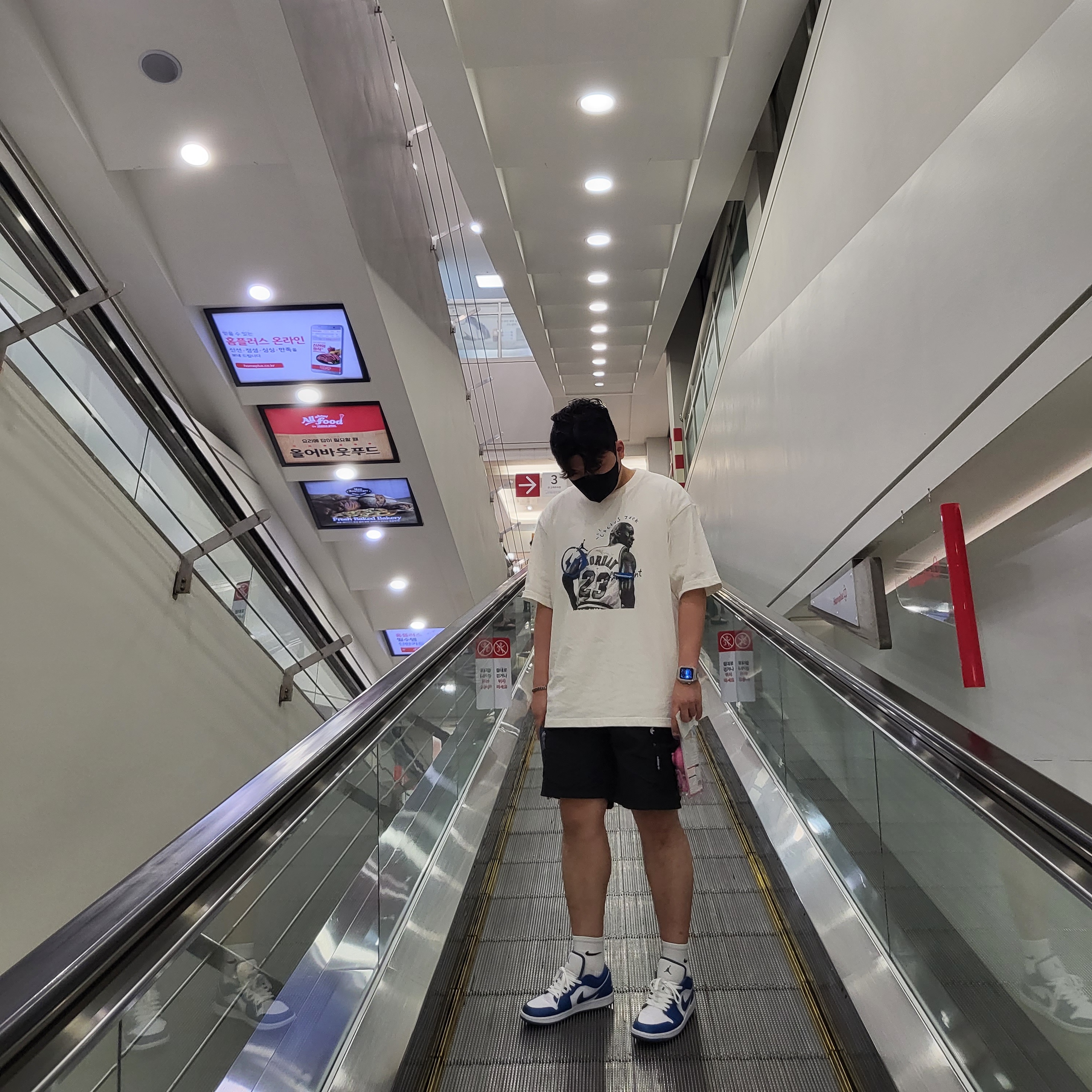 Jordan x Travis Scott x Fragment T-Shirt Sail (DJ0619-133), (W) Jordan 1 Low White Dark Marina Blue 착용 스타일