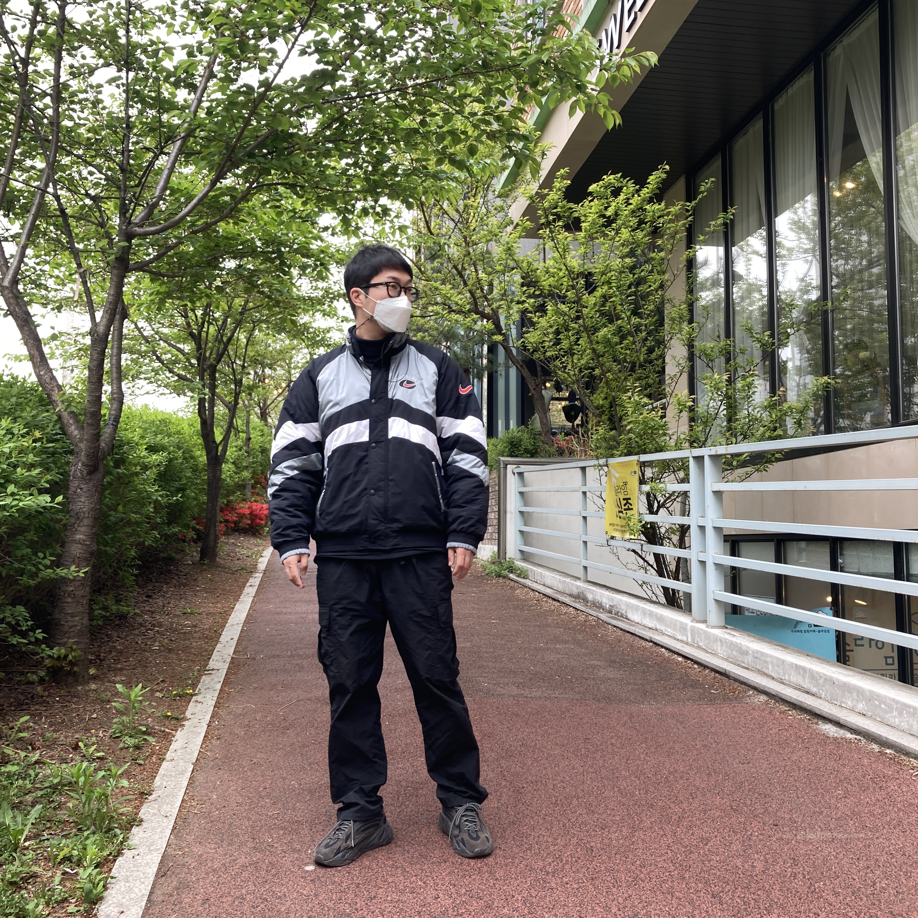 Supreme x Nike Hooded Sport Jacket Silver - 19SS, Adidas Yeezy Boost 700 V2 Vanta 2019 착용 스타일 - 1
