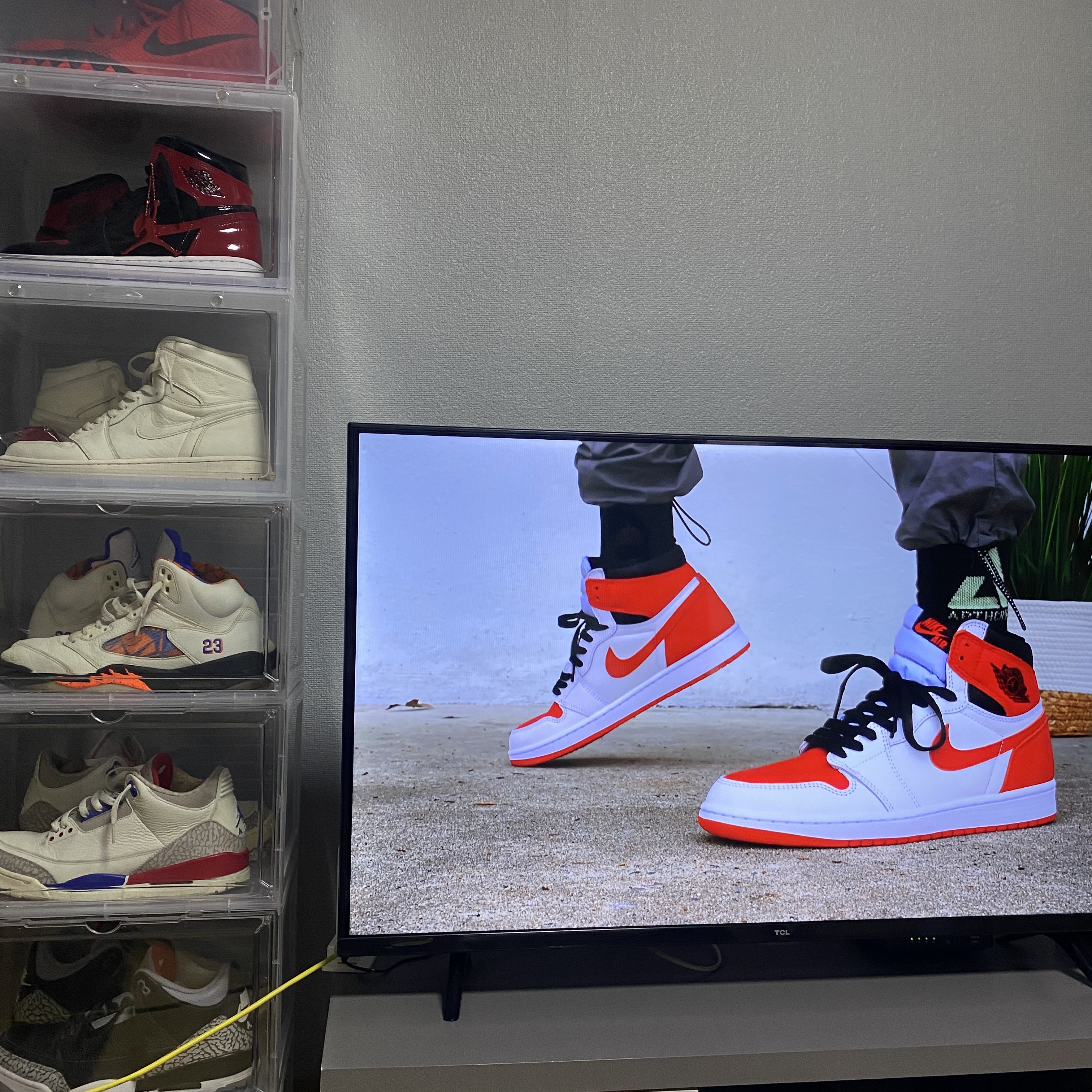 Nike Kyrie 1 Deceptive Red, Jordan 1 Retro High OG Patent Bred 착용 스타일