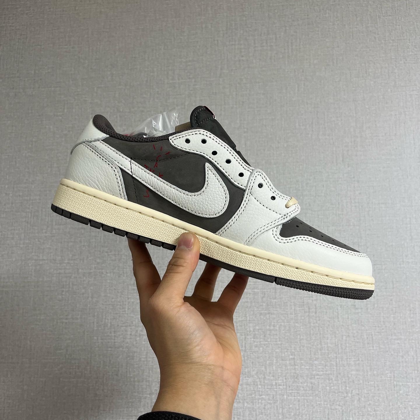 Jordan 1 x Travis Scott Retro Low OG SP Sail and Ridgerock 착용 스타일 - 2