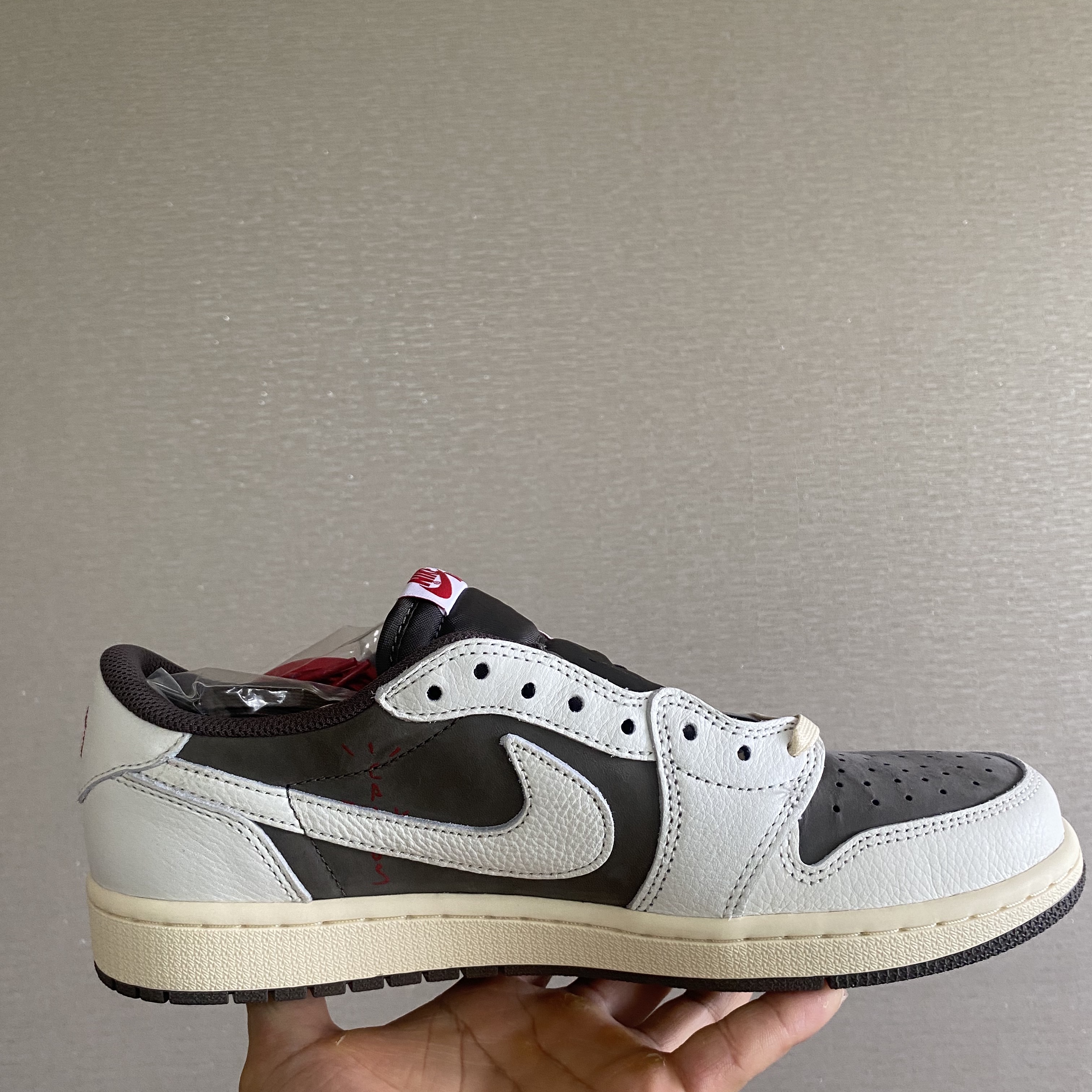 Jordan 1 x Travis Scott Retro Low OG SP Sail and Ridgerock 착용 스타일 - 3