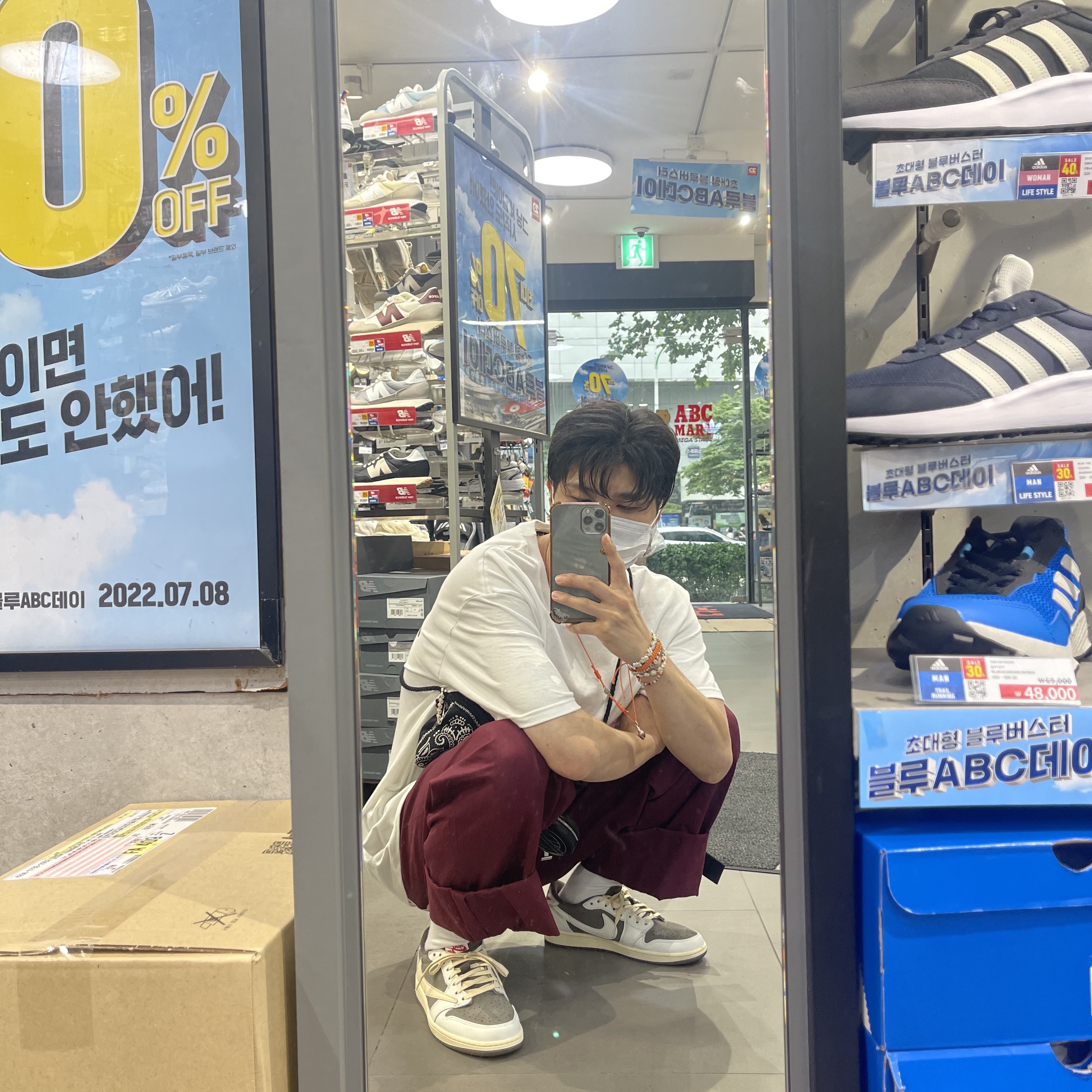 Jordan 1 x Travis Scott Retro Low OG SP Sail and Ridgerock 착용 스타일 - 1