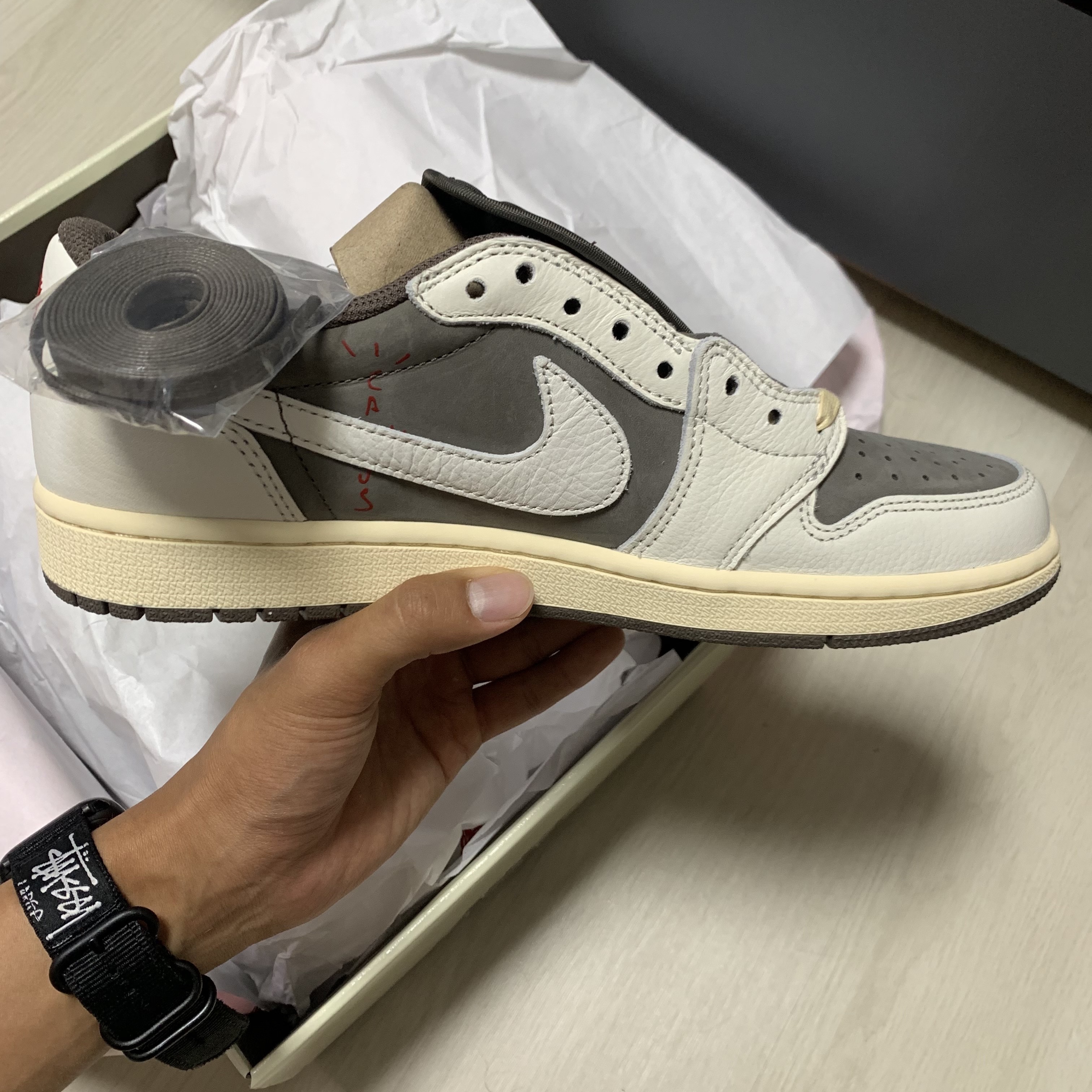 Jordan 1 x Travis Scott Retro Low OG SP Sail and Ridgerock 착용 스타일 - 4
