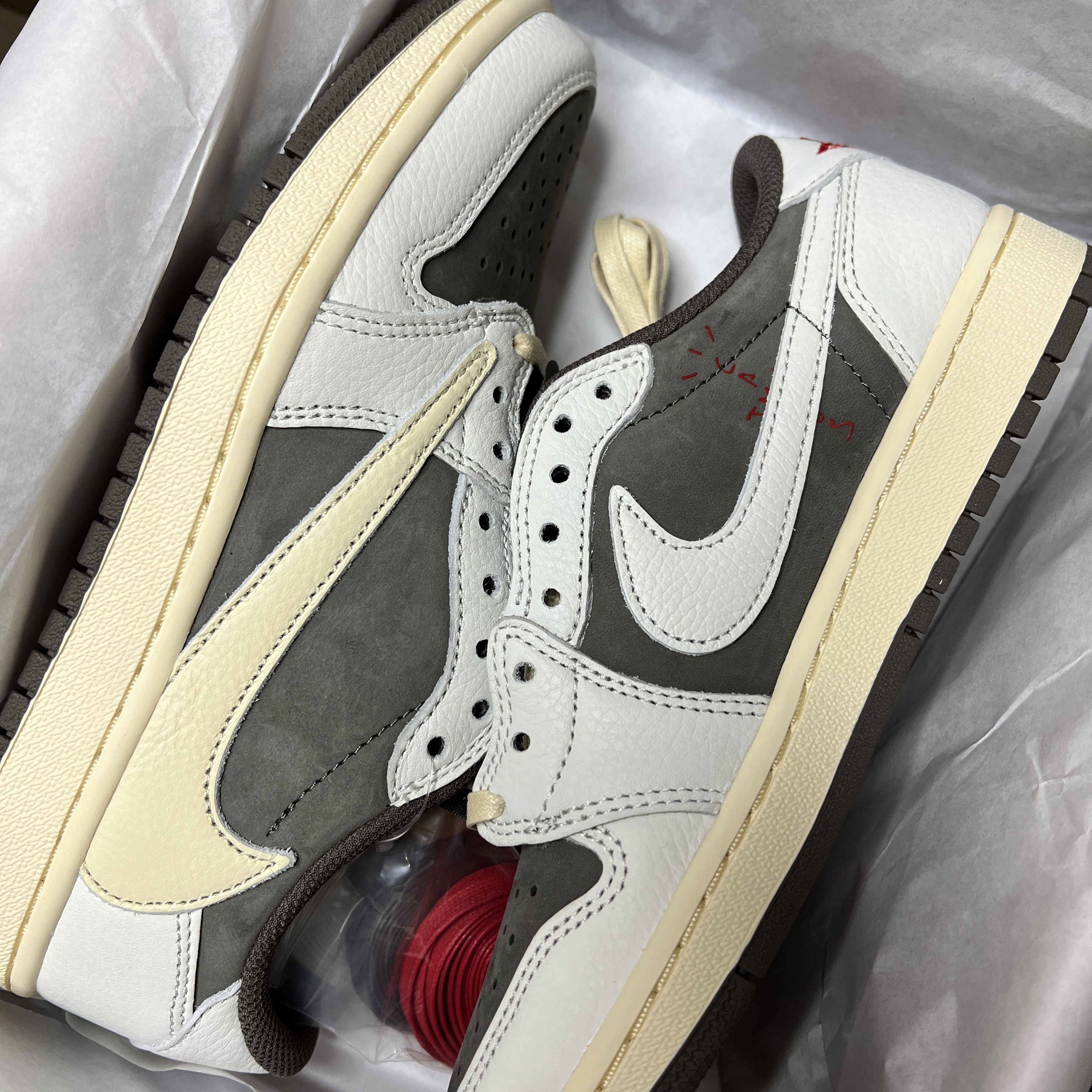 Jordan 1 x Travis Scott Retro Low OG SP Sail and Ridgerock 착용 스타일 - 1