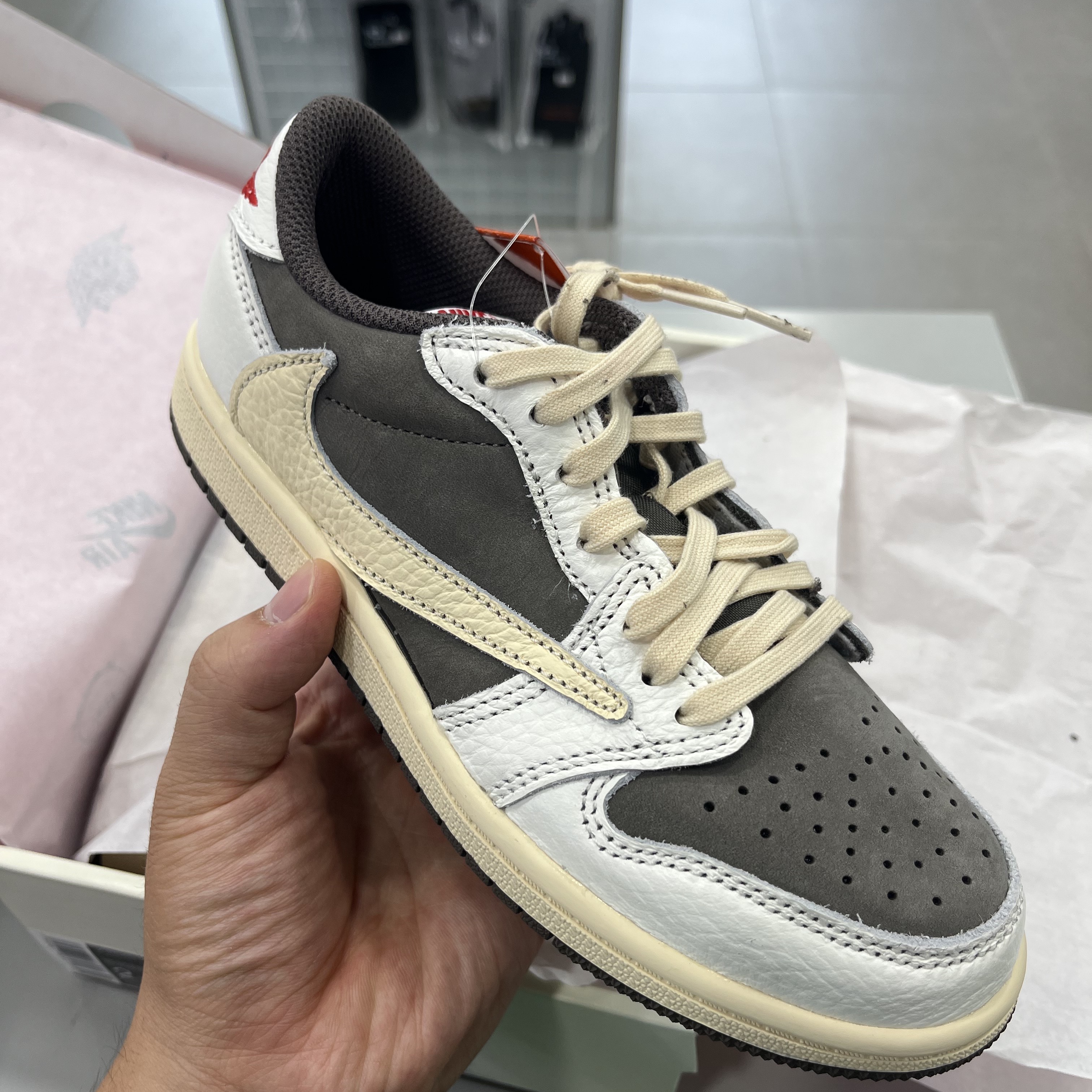(PS) Jordan 1 x Travis Scott Retro Low OG SP Sail and Ridgerock 착용 스타일 - 1