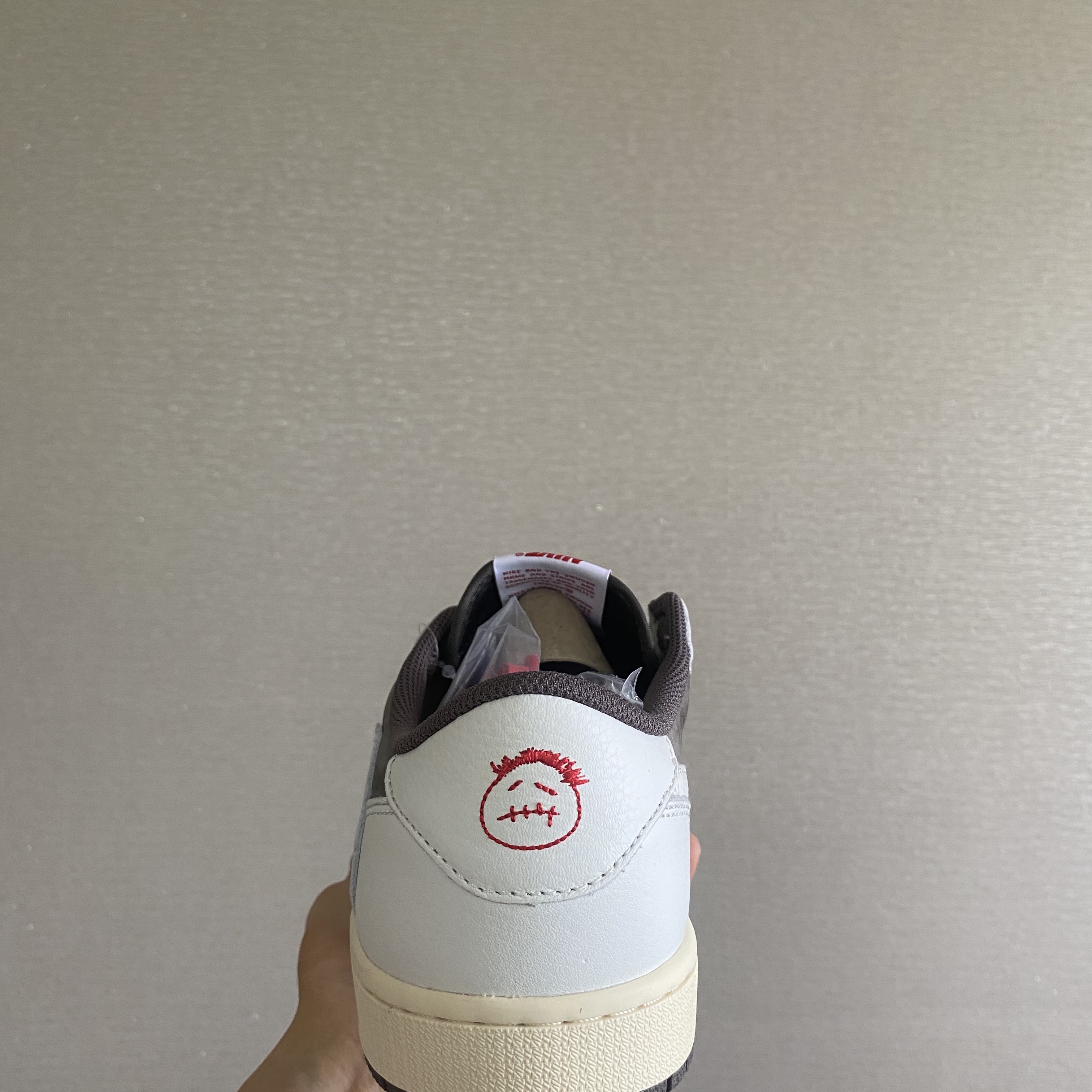 Jordan 1 x Travis Scott Retro Low OG SP Sail and Ridgerock 착용 스타일 - 5