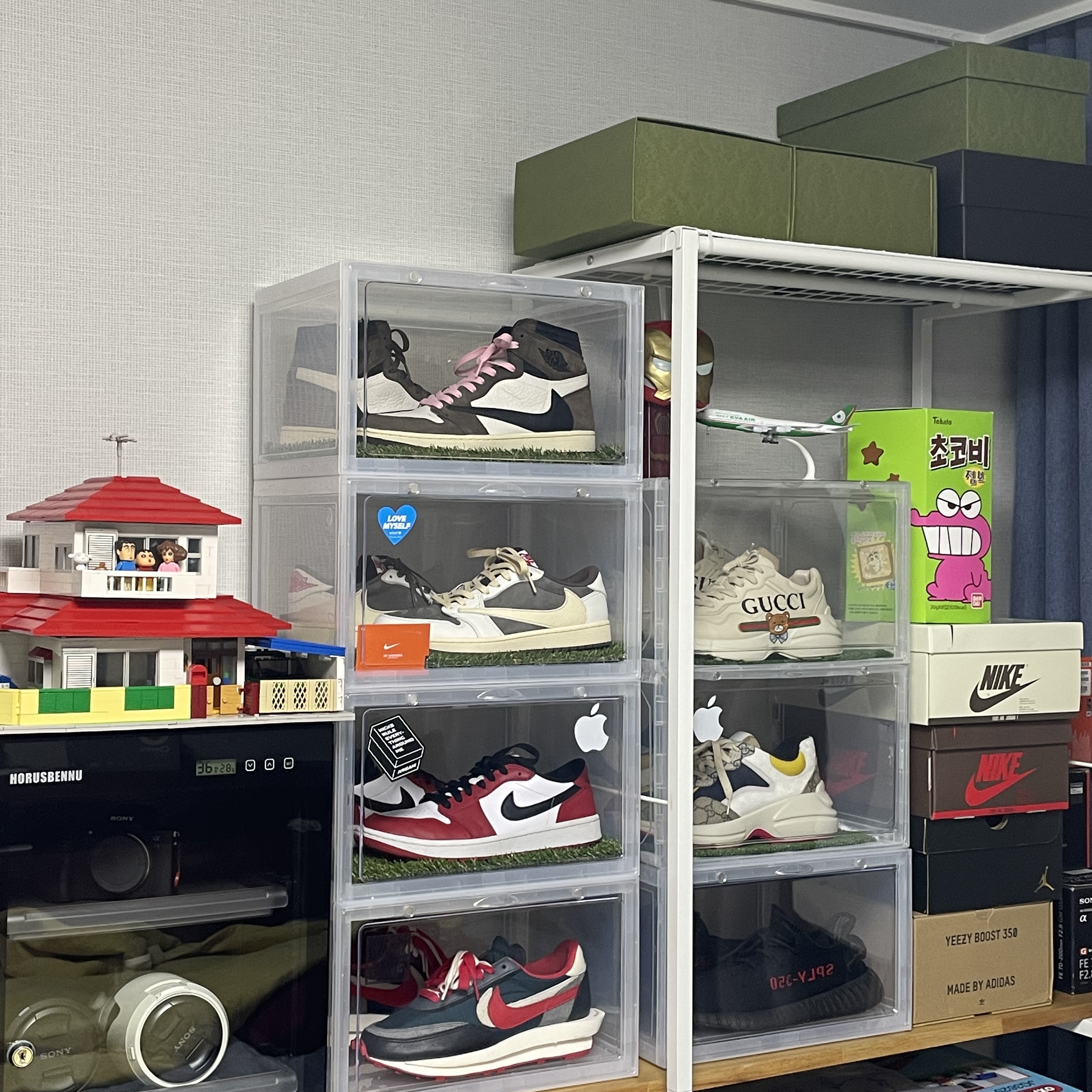 Jordan 1 x Travis Scott Retro Low OG SP Sail and Ridgerock, Adidas Yeezy Boost 350 V2 Black Red 2020 착용 스타일 - 2