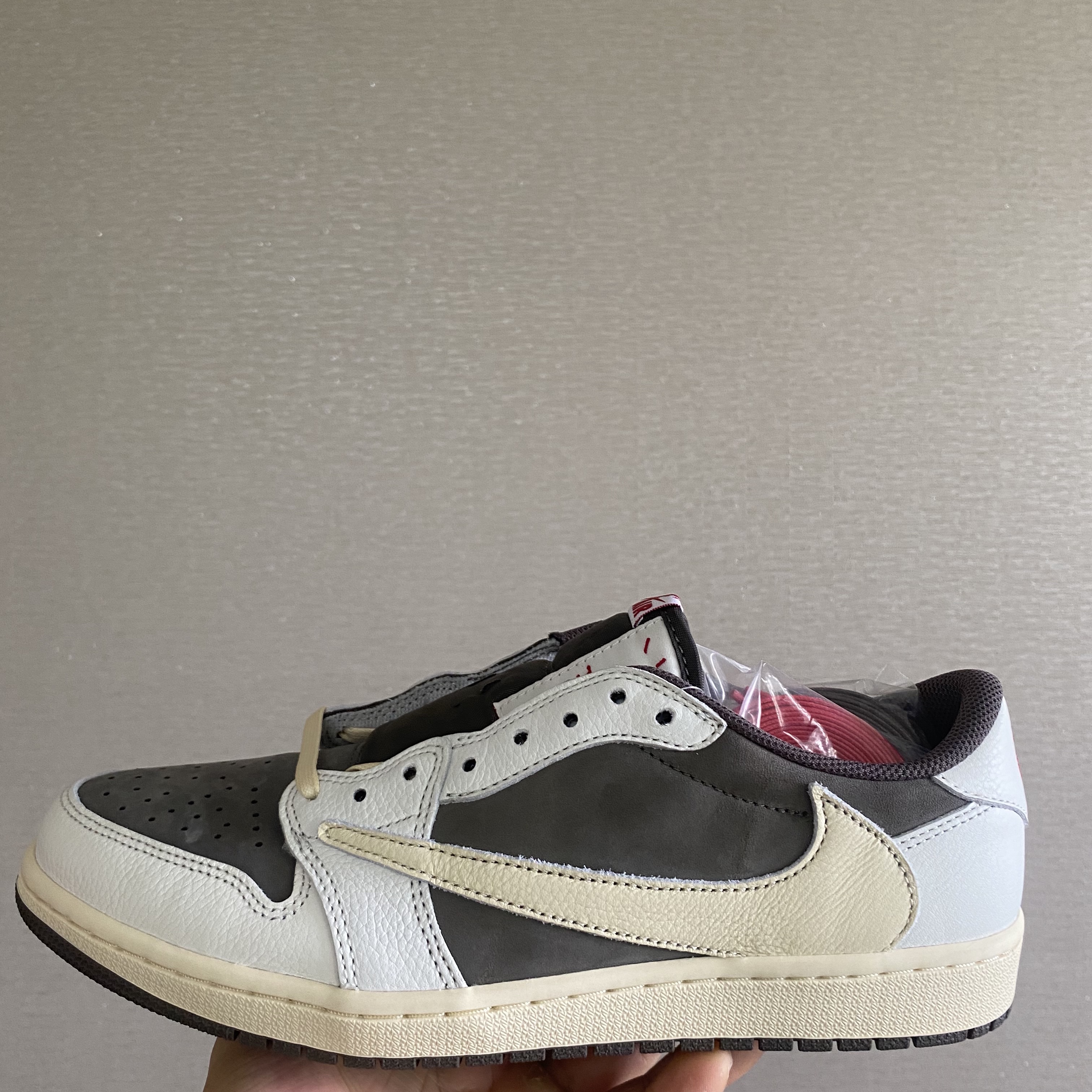 Jordan 1 x Travis Scott Retro Low OG SP Sail and Ridgerock 착용 스타일 - 4