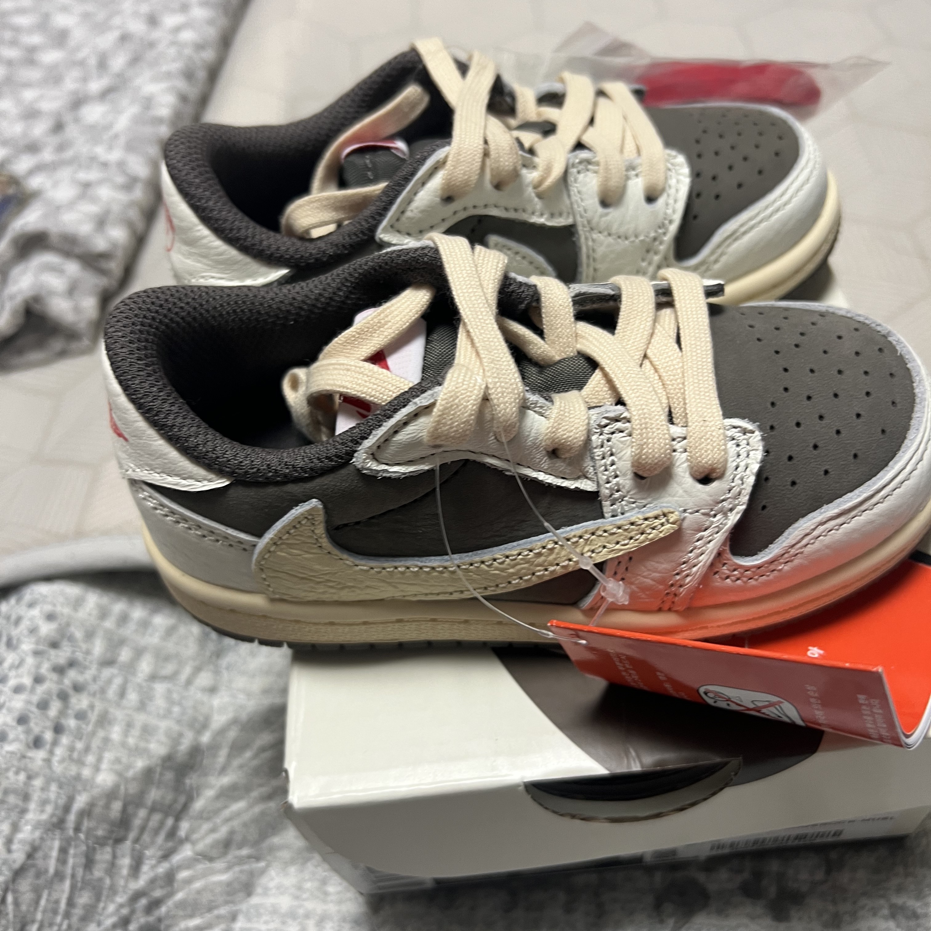 (TD) Jordan 1 x Travis Scott Retro Low OG SP Sail and Ridgerock 착용 스타일 - 4