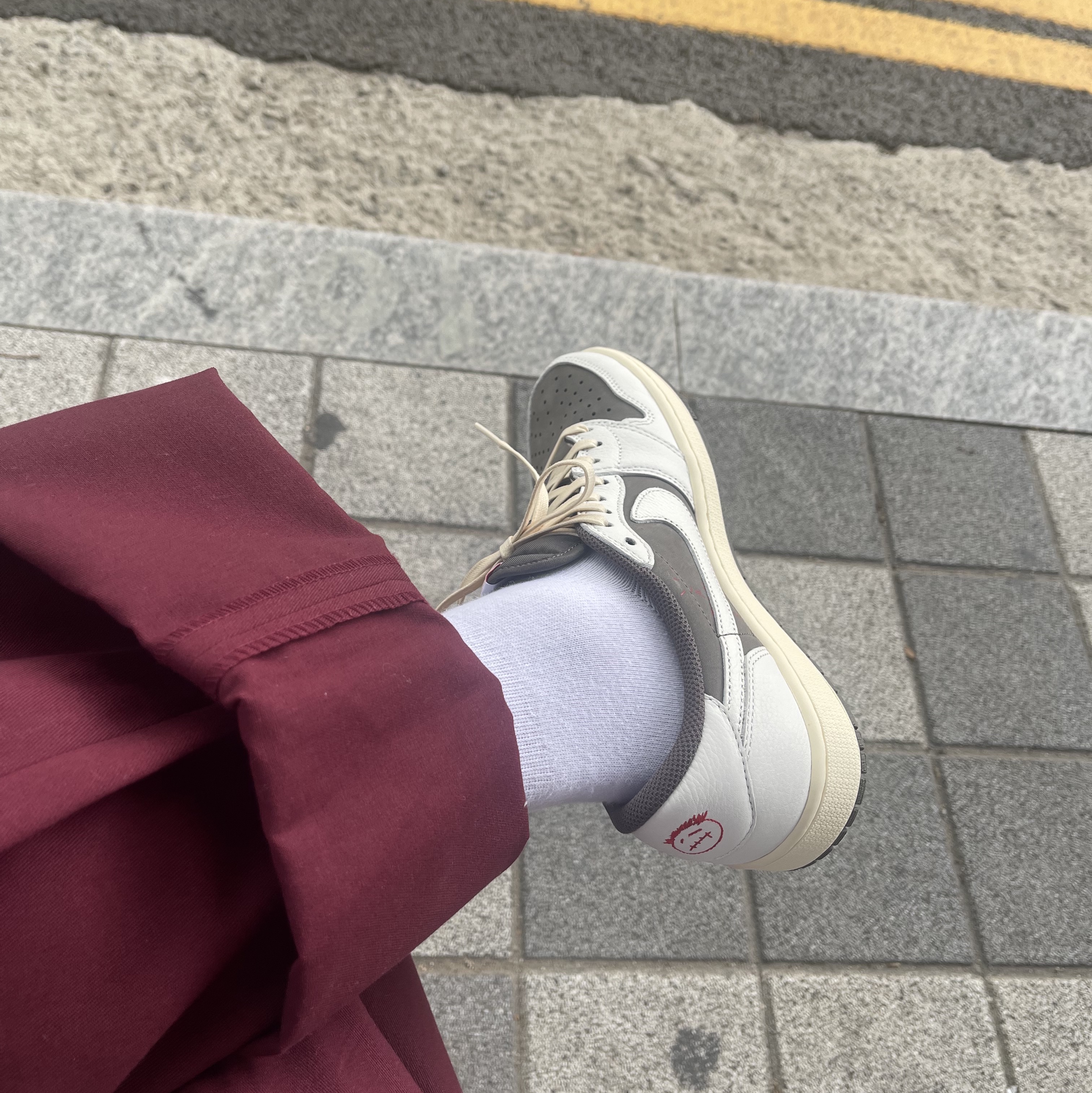 Jordan 1 x Travis Scott Retro Low OG SP Sail and Ridgerock 착용 스타일 - 3