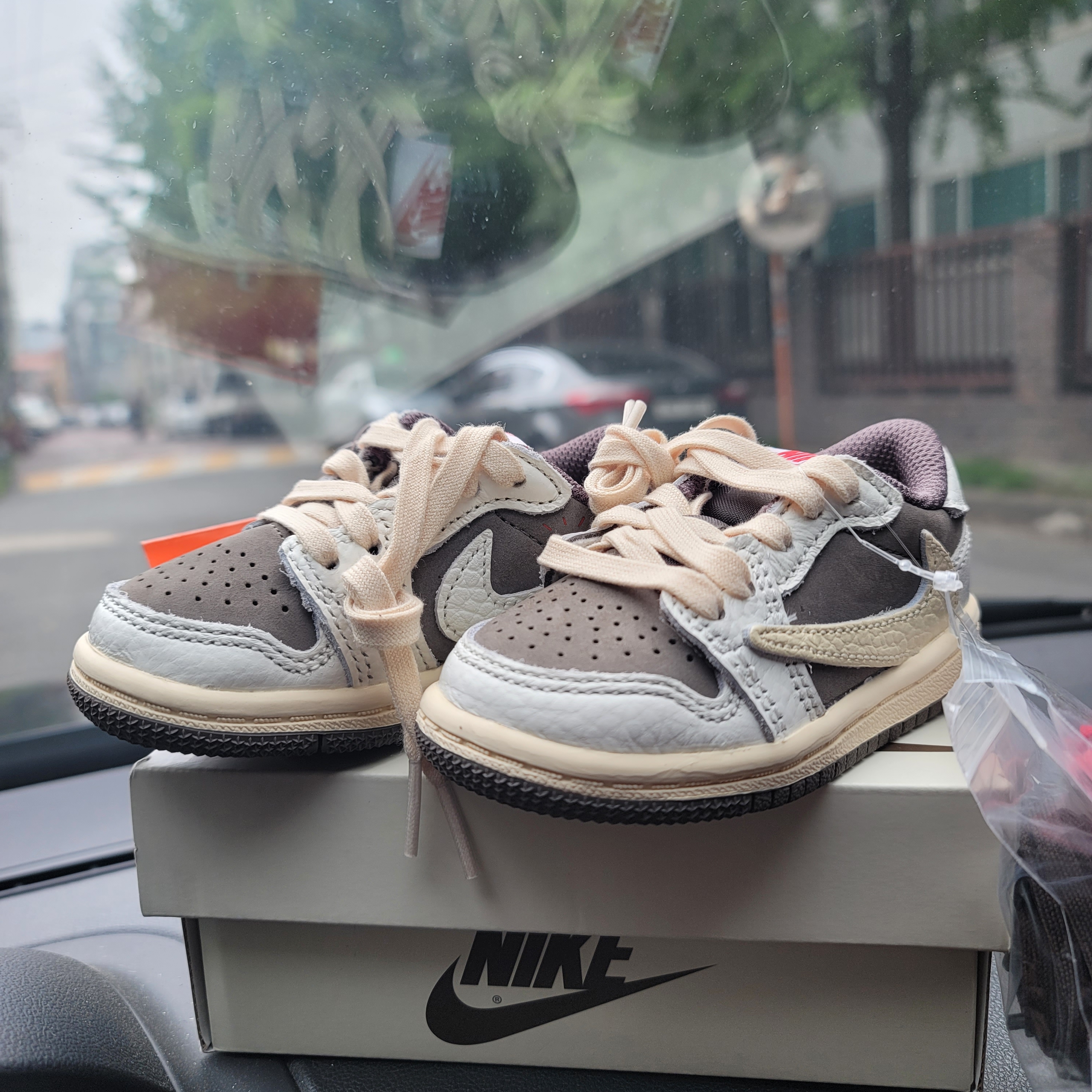 (TD) Jordan 1 x Travis Scott Retro Low OG SP Sail and Ridgerock 착용 스타일 - 1