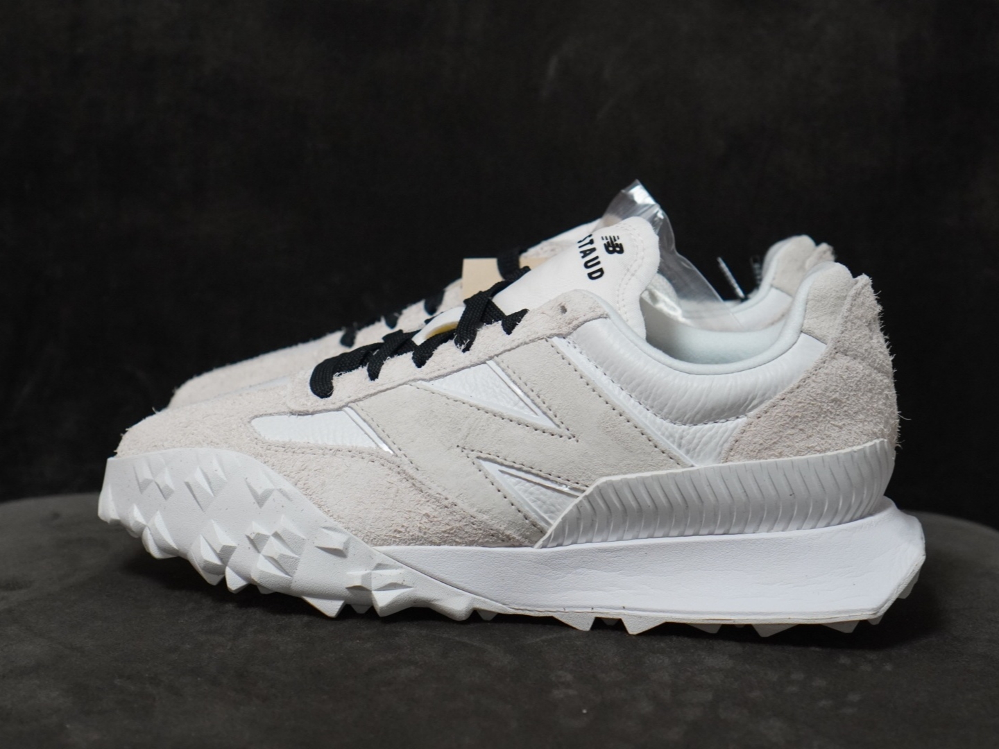 New Balance x Staud XC-72 Moonbeam White 착용 스타일 - 3