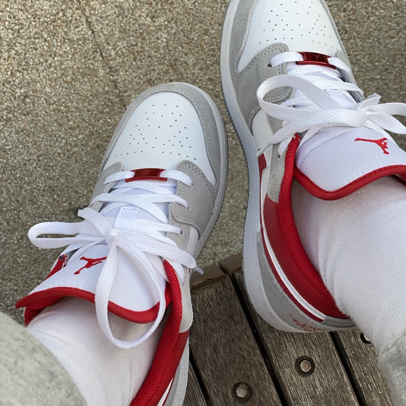 (GS) Jordan 1 Low SE Light Smoke Grey Gym Red 착용 스타일