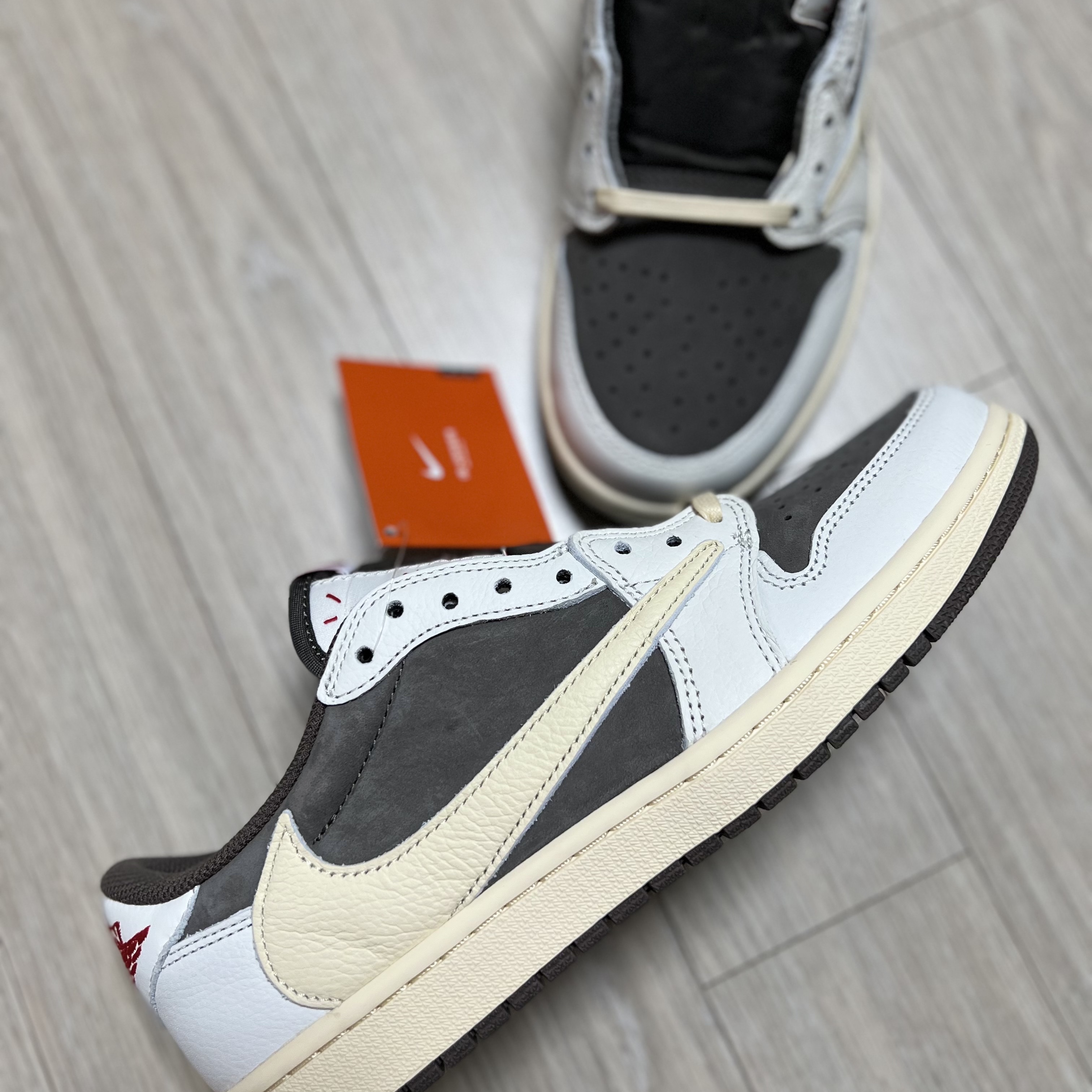 Jordan 1 x Travis Scott Retro Low OG SP Sail and Ridgerock 착용 스타일 - 2
