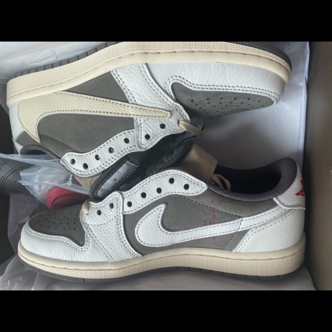 Jordan 1 x Travis Scott Retro Low OG SP Sail and Ridgerock 착용 스타일 - 2