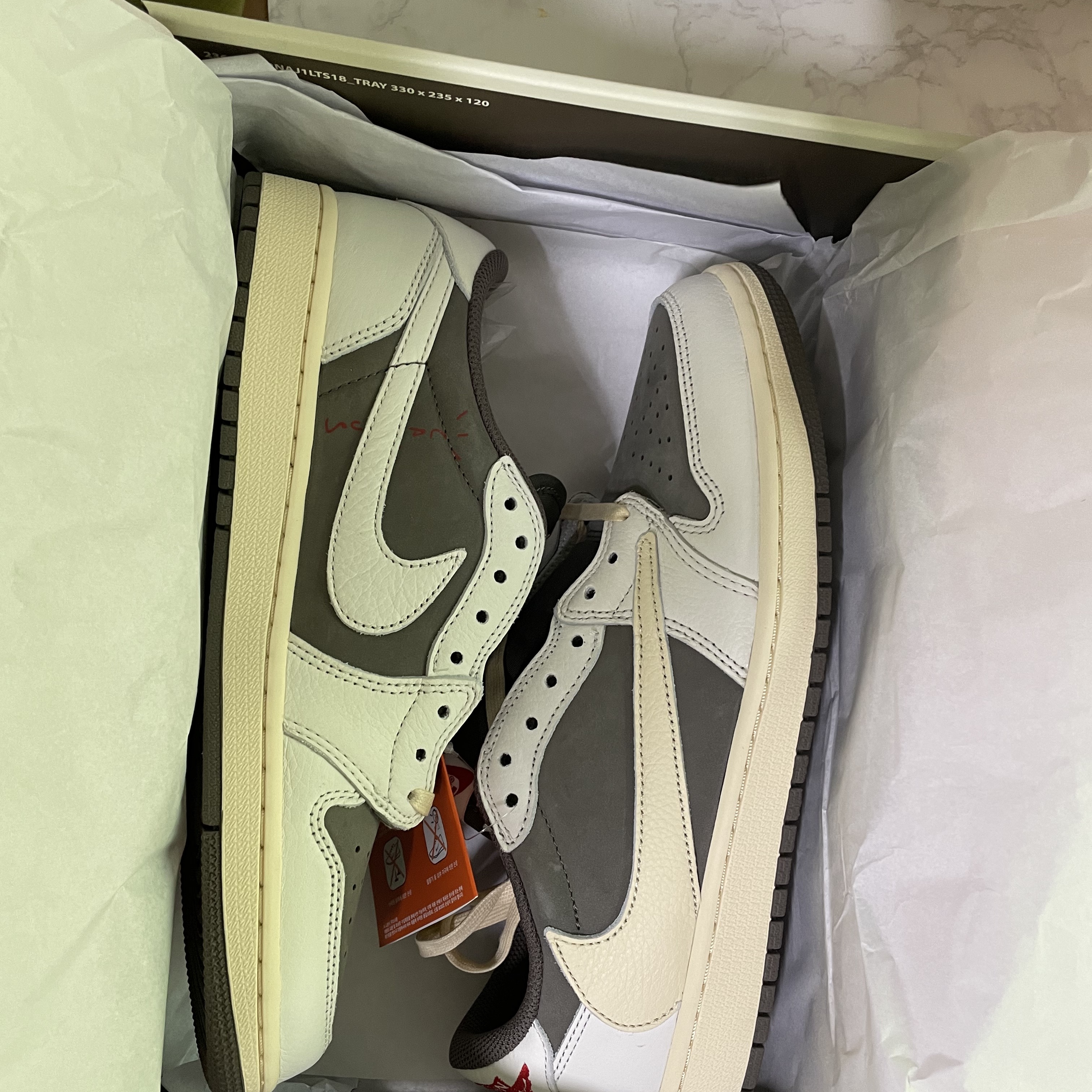 Jordan 1 x Travis Scott Retro Low OG SP Sail and Ridgerock 착용 스타일