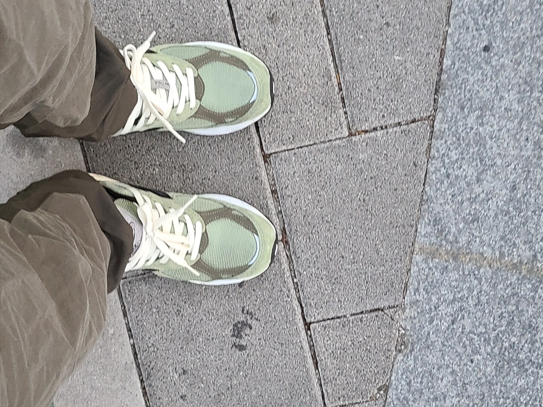 New Balance x JJJJound 990v3 Olive 착용 스타일