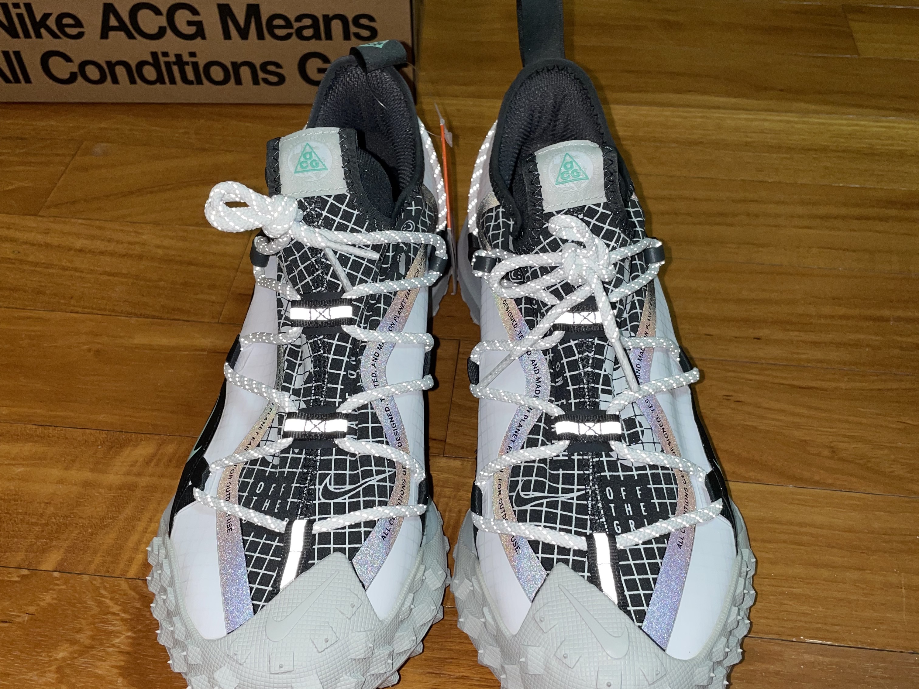 Nike ACG Mountain Fly Low SE White and Black 착용 스타일 - 4