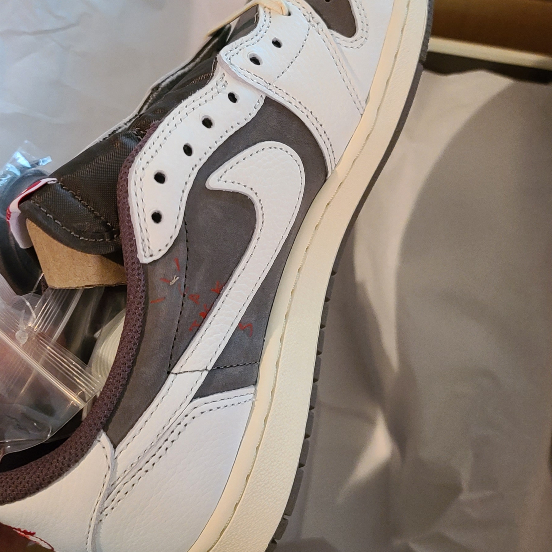 Jordan 1 x Travis Scott Retro Low OG SP Sail and Ridgerock 착용 스타일 - 1