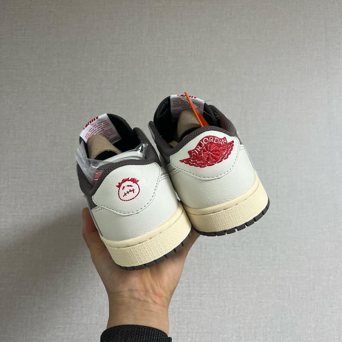 Jordan 1 x Travis Scott Retro Low OG SP Sail and Ridgerock 착용 스타일 - 3