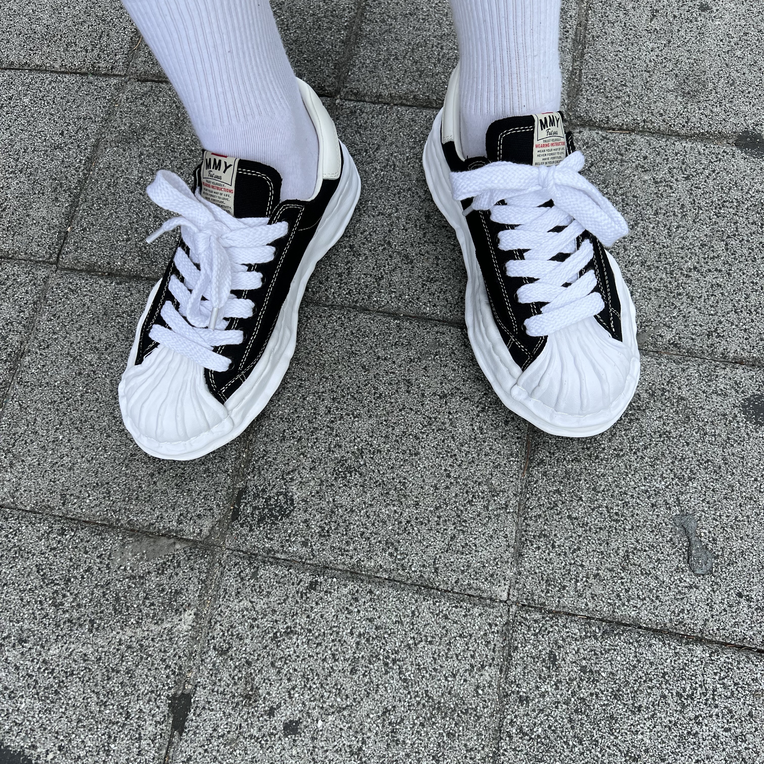 Maison Mihara Yasuhiro Blakey OG Sole Canvas Low-top Sneakers Black White 착용 스타일 - 1