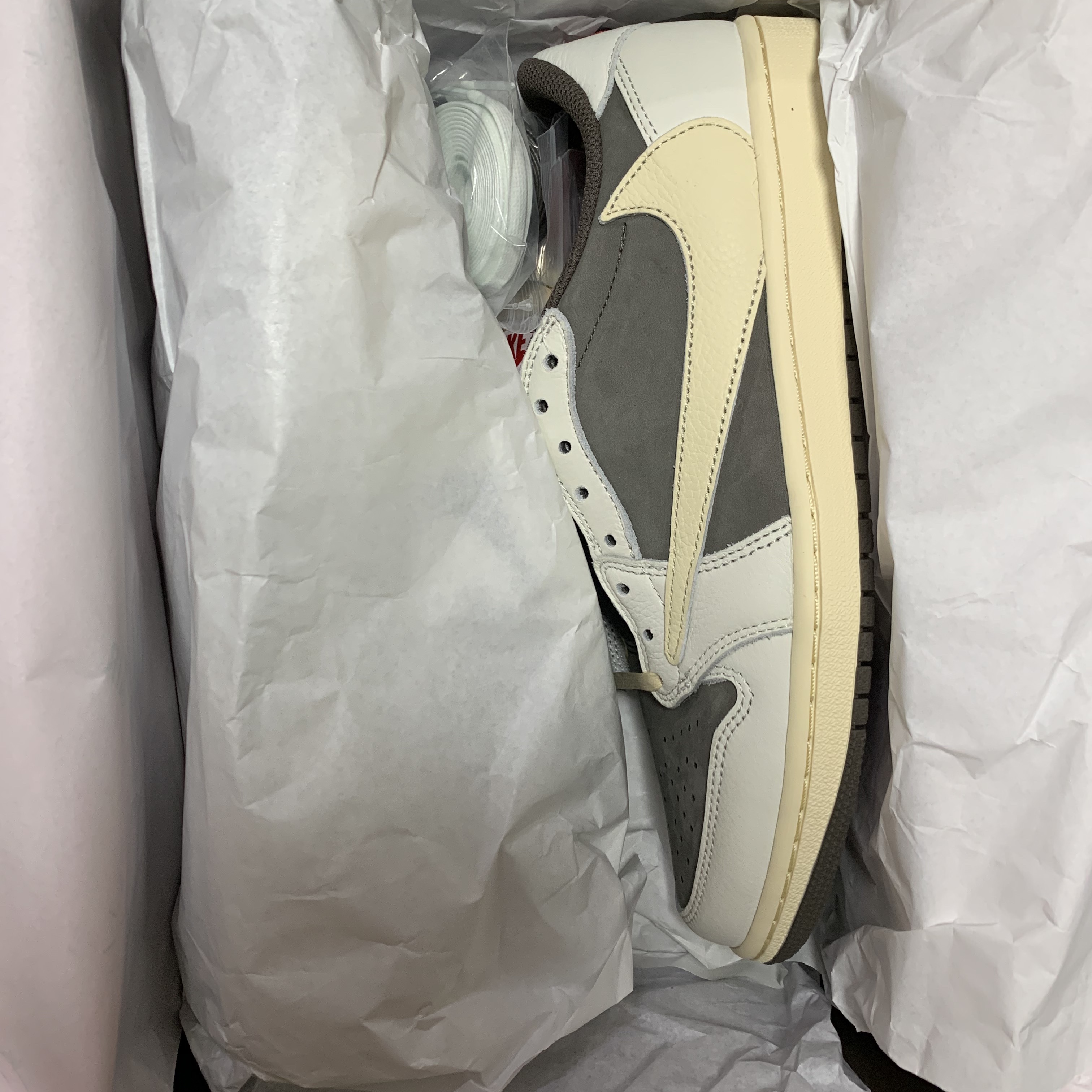 Jordan 1 x Travis Scott Retro Low OG SP Sail and Ridgerock 착용 스타일 - 2