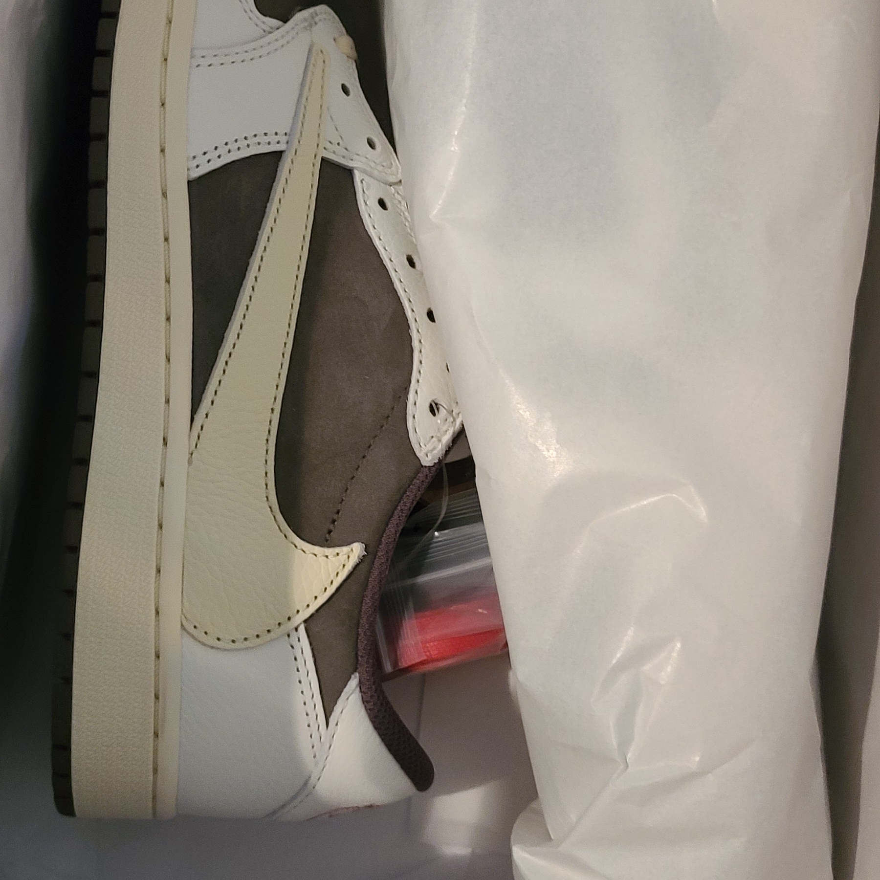 Jordan 1 x Travis Scott Retro Low OG SP Sail and Ridgerock 착용 스타일 - 4
