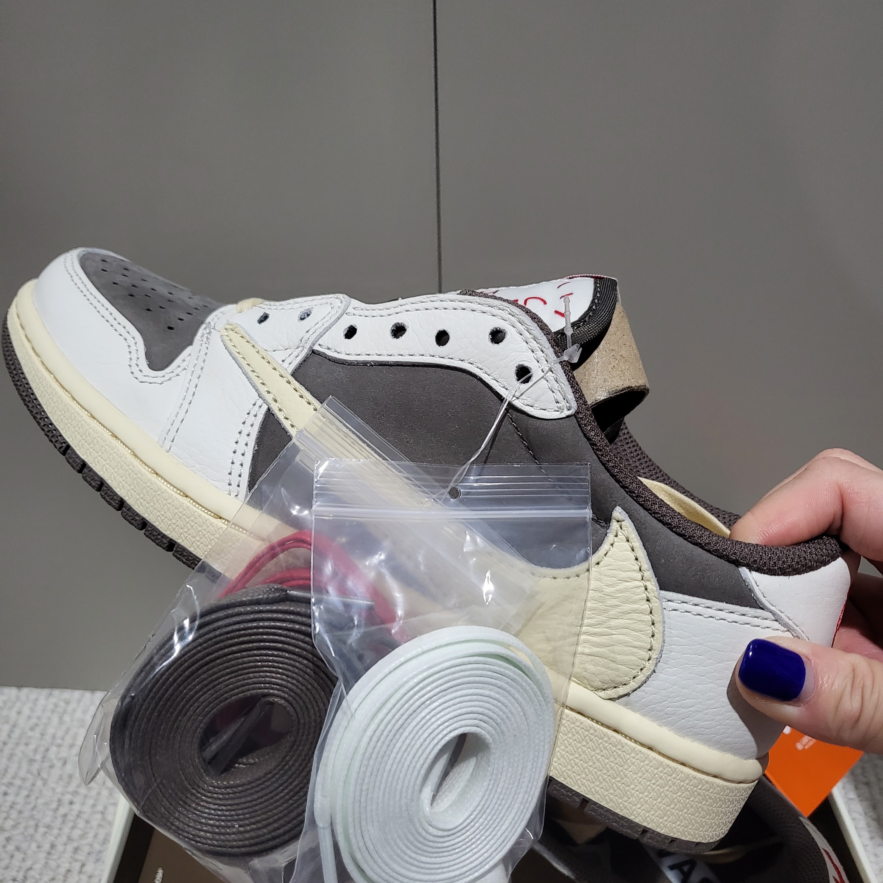 Jordan 1 x Travis Scott Retro Low OG SP Sail and Ridgerock 착용 스타일 - 3