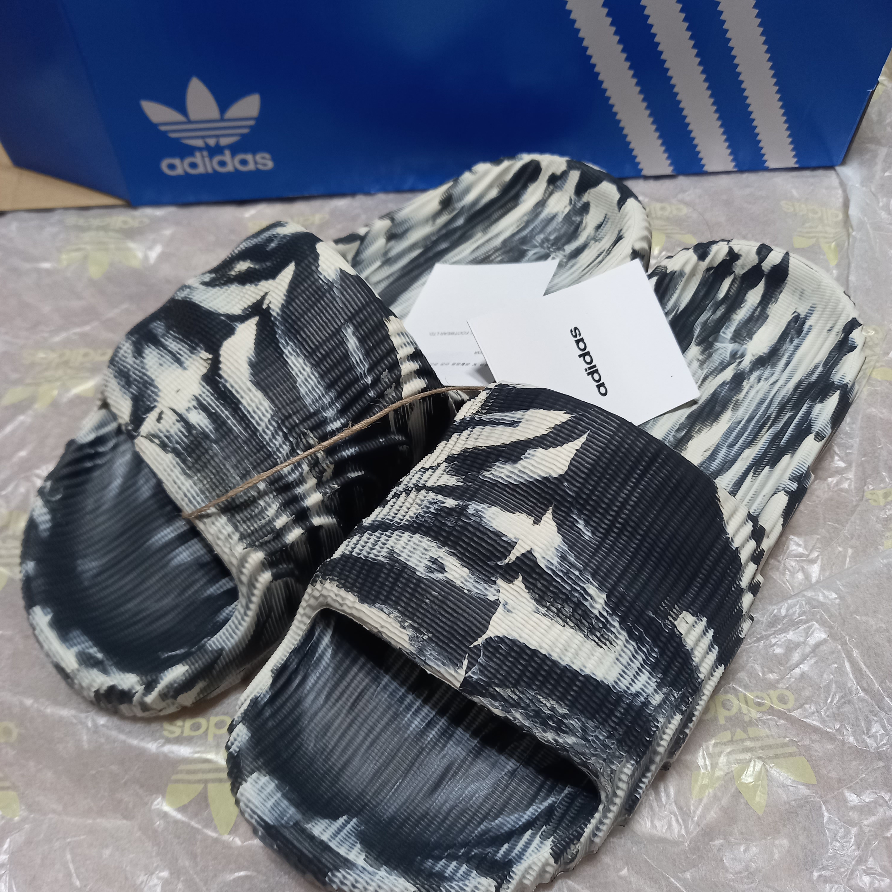 Adidas Adilette 22 Carbon Aluminium 착용 스타일