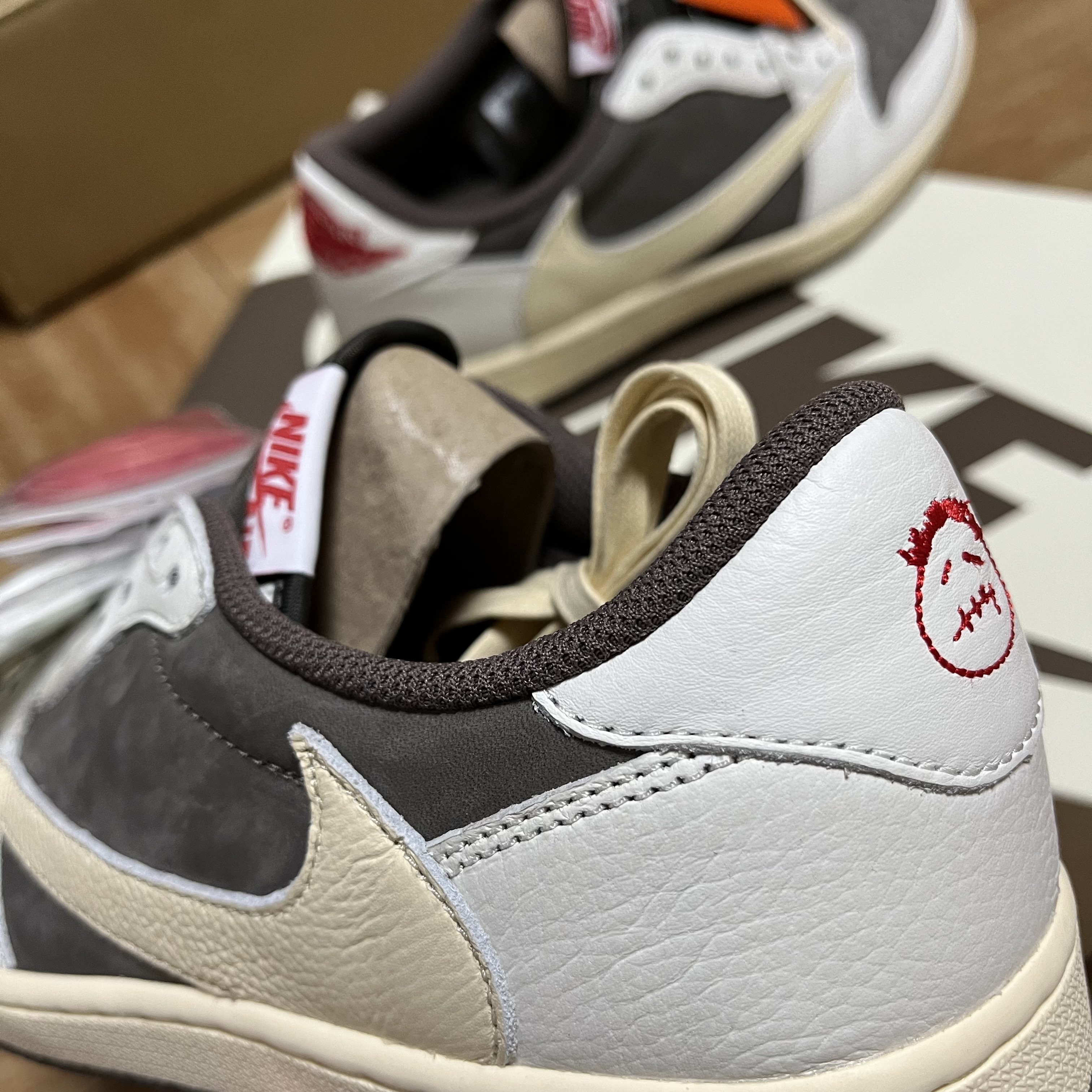 Jordan 1 x Travis Scott Retro Low OG SP Sail and Ridgerock 착용 스타일 - 2